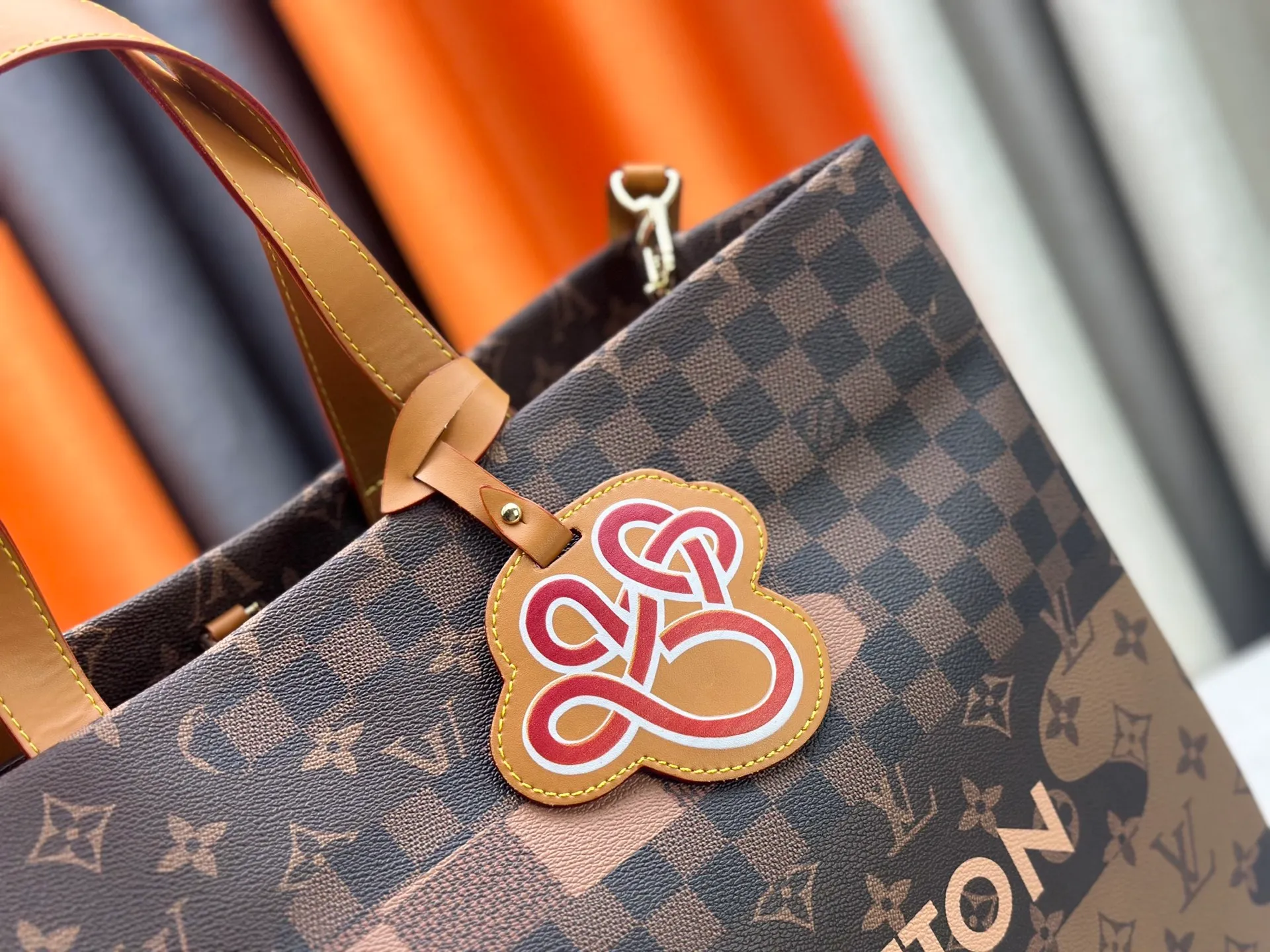 P300 M24457 presbyopic plaid purple. Grass green pink black orange blue green gray presbyopia plaid black crocodile pattern orange crocodile pattern 13 colors ✔️ This medium Shopper handbag draws inspiration from Louis Vuitton shopping bags, with the words Louis Vuitton and Maison Fondée En 1854 written on soft cow leather, with a top handle and a detachable shoulder strap. Dimensions: 42x34x16cm