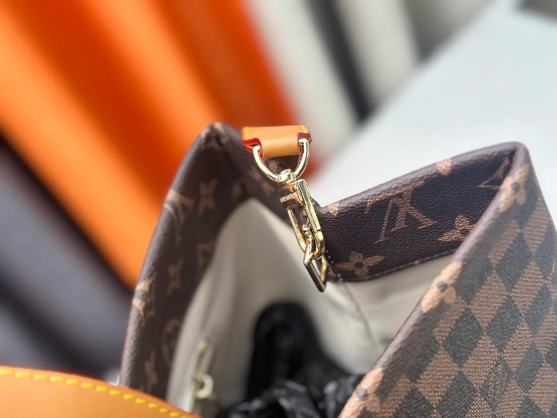 P300 M24457 presbyopic plaid purple. Grass green pink black orange blue green gray presbyopia plaid black crocodile pattern orange crocodile pattern 13 colors ✔️ This medium Shopper handbag draws inspiration from Louis Vuitton shopping bags, with the words Louis Vuitton and Maison Fondée En 1854 written on soft cow leather, with a top handle and a detachable shoulder strap. Dimensions: 42x34x16cm