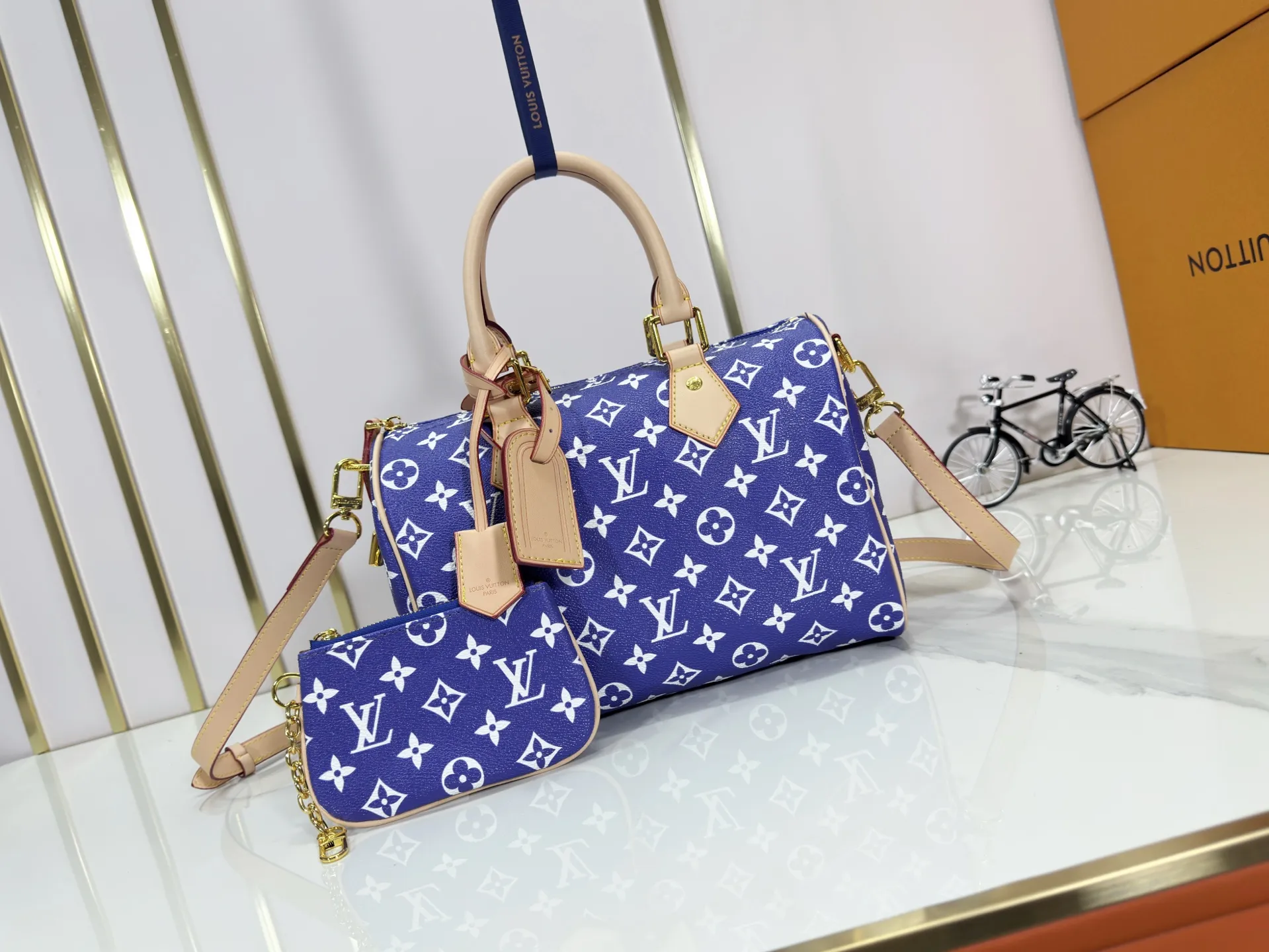 P280 Upgraded original M24426 M24425 M24424 M24423 M24443 M This Speedy Bandoulière 25 Monogram Leather handbag is made of soft cow leather and uses Monogram pattern to reproduce the elegant look and feel of canvas printing. Dazzling metal hardware, sheepskin lining and nameplate all reflect Creative Director Pharrell Williams' relentless attention to detail. Dimensions: 25.0 x 15.0 x 15.0 cm (length x height x width)