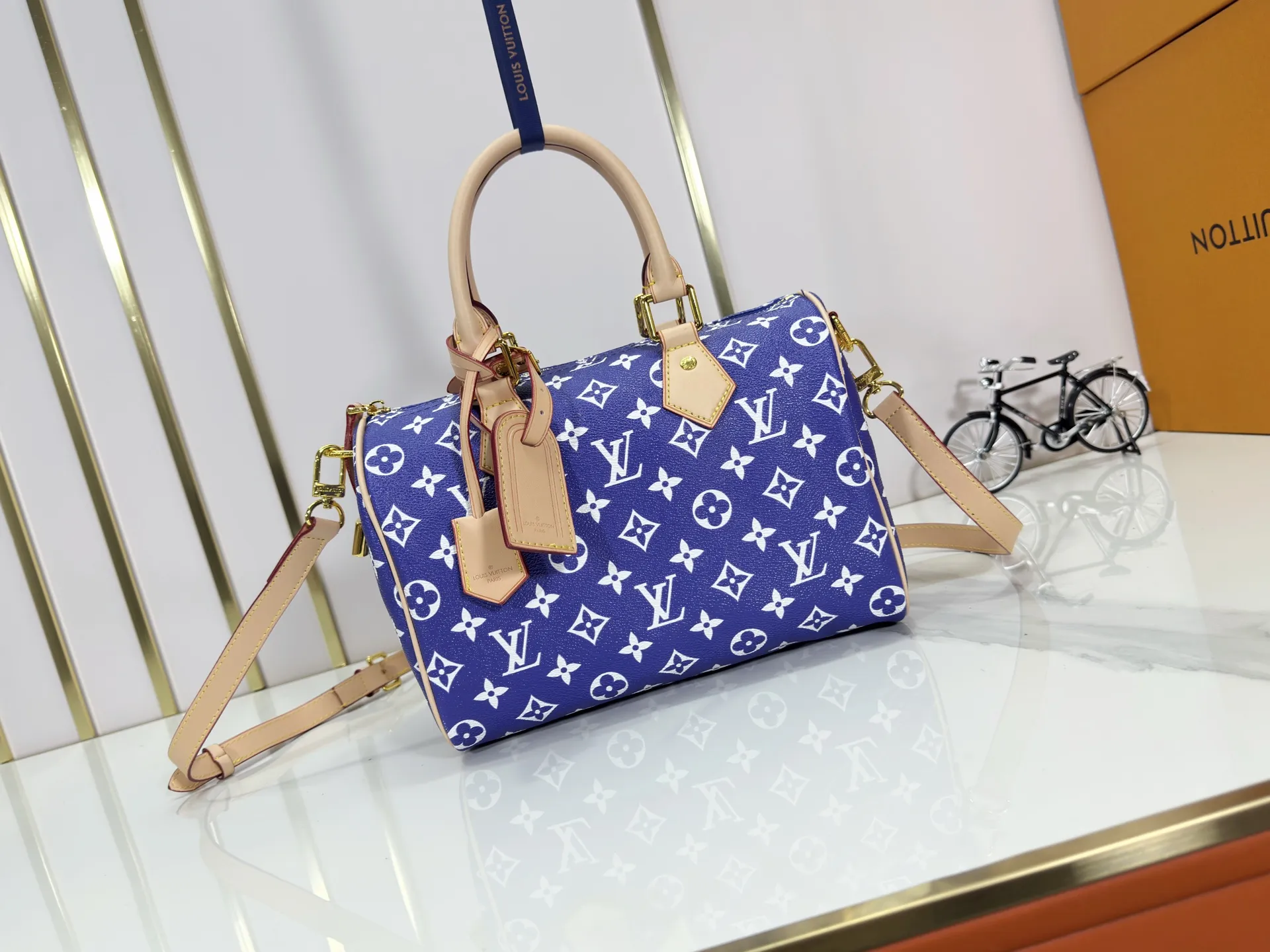P280 Upgraded original M24426 M24425 M24424 M24423 M24443 M This Speedy Bandoulière 25 Monogram Leather handbag is made of soft cow leather and uses Monogram pattern to reproduce the elegant look and feel of canvas printing. Dazzling metal hardware, sheepskin lining and nameplate all reflect Creative Director Pharrell Williams' relentless attention to detail. Dimensions: 25.0 x 15.0 x 15.0 cm (length x height x width)