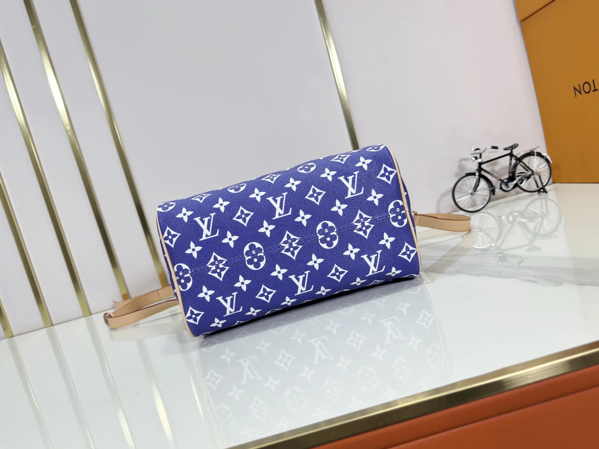 P280 Upgraded original M24426 M24425 M24424 M24423 M24443 M This Speedy Bandoulière 25 Monogram Leather handbag is made of soft cow leather and uses Monogram pattern to reproduce the elegant look and feel of canvas printing. Dazzling metal hardware, sheepskin lining and nameplate all reflect Creative Director Pharrell Williams' relentless attention to detail. Dimensions: 25.0 x 15.0 x 15.0 cm (length x height x width)