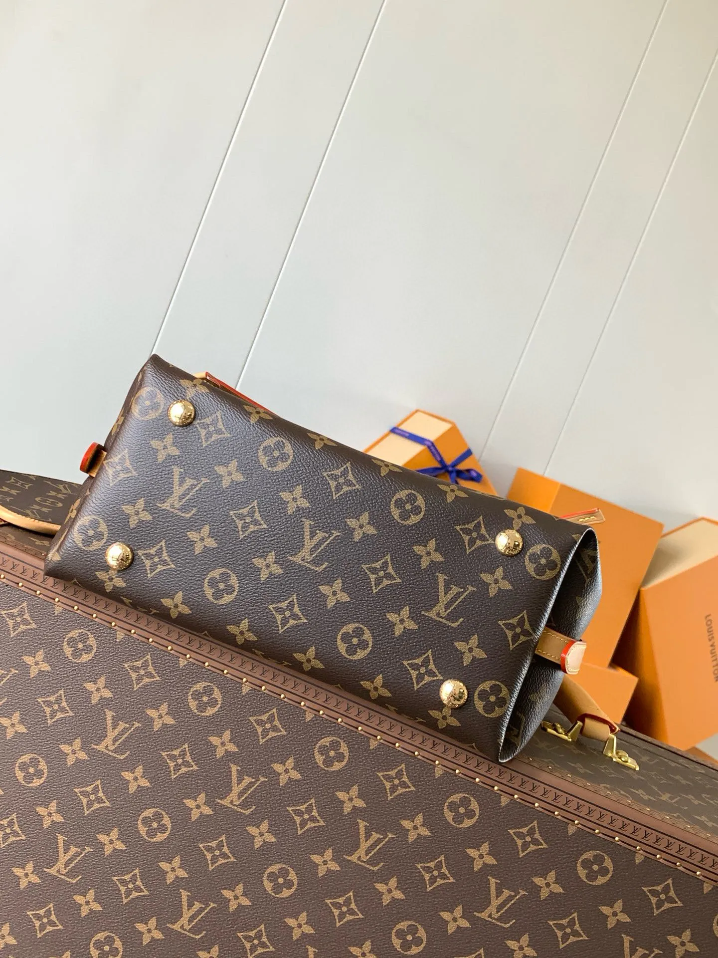 💰800 transcoding chip, top original M46203 CarryAll handbag made of Monogram canvas and leather trim, making it a personal companion for urban life. The generous construction features a neat inner layer, and an inner pocket adds a functional element. Monogram canvas zippered clutch secured with leather strap. Dimensions: 29 x 24 x 12 cm