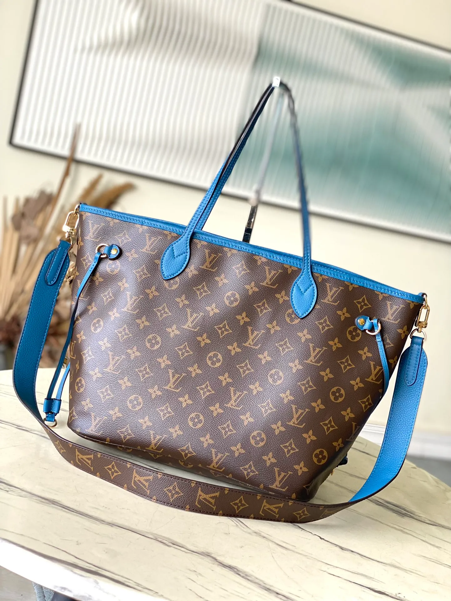 💰1080 Top Original Order M13753 As one of Louis Vuitton's classic designs, the Neverfull Bandouliere Inside Out medium handbag is made of Monogram canvas and striped fabric, with a double-sided design to show new trends. The detachable shoulder strap makes it easy to carry across the body, and can also be transformed into a Hobo handbag through the side hook. Dimensions: 31 × 28 × 14 cm