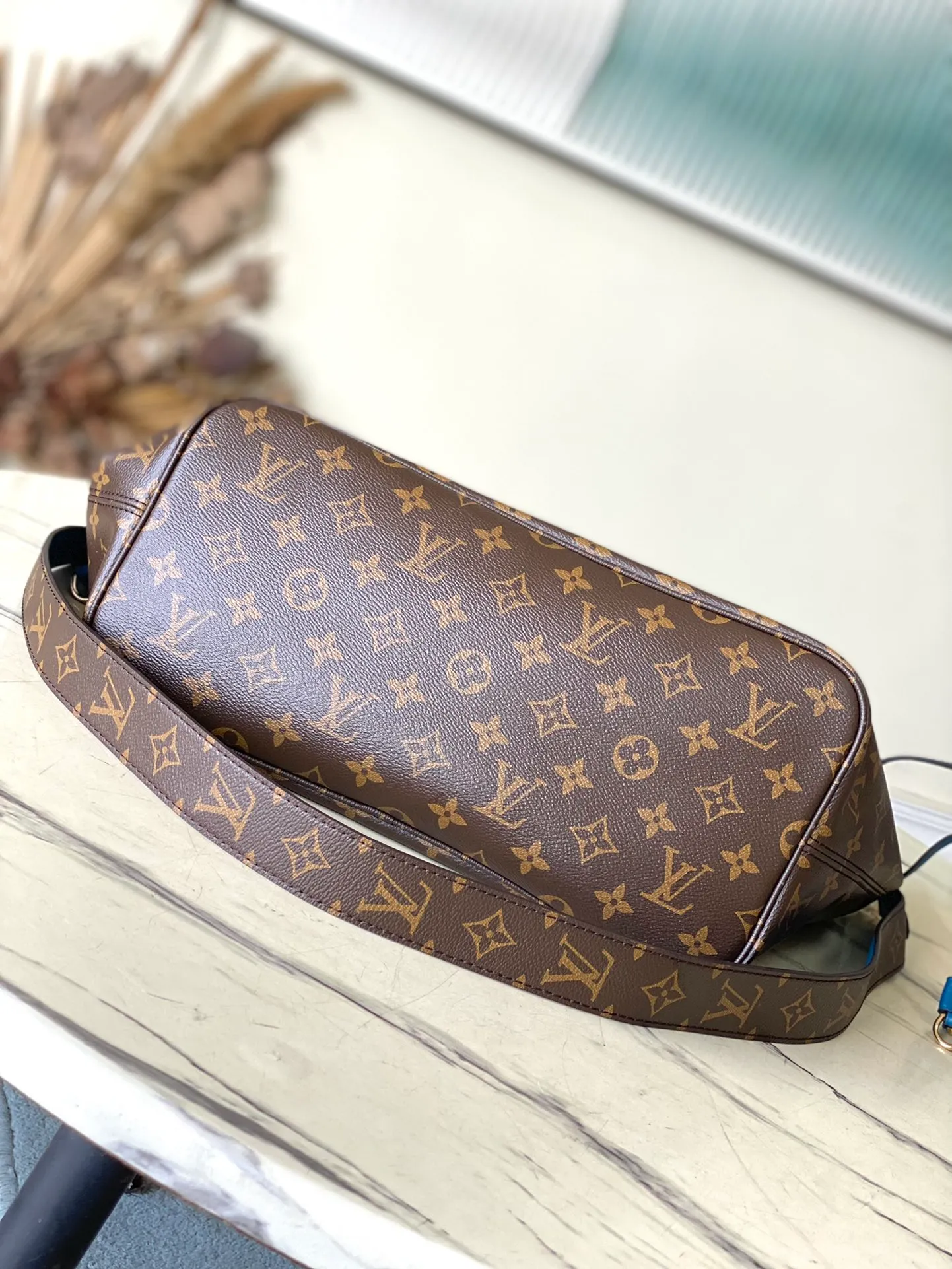💰1080 Top Original Order M13753 As one of Louis Vuitton's classic designs, the Neverfull Bandouliere Inside Out medium handbag is made of Monogram canvas and striped fabric, with a double-sided design to show new trends. The detachable shoulder strap makes it easy to carry across the body, and can also be transformed into a Hobo handbag through the side hook. Dimensions: 31 × 28 × 14 cm