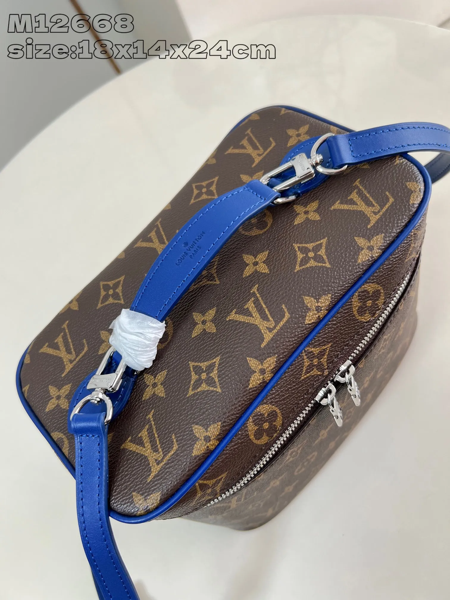 💰960 top original order [Exclusive real shot M12668 blue] This Nice BB cosmetic bag is made of Monogram Macassar canvas, paying tribute to the classic style of Nice Vanity cosmetic bag with elegant brushwork. Leather trim, top handles and a washable lining add a pop of color, and the top flap opens to reveal ample interior patch and zip pockets. 18 x 14.5 x 24 cm (height x width x length)