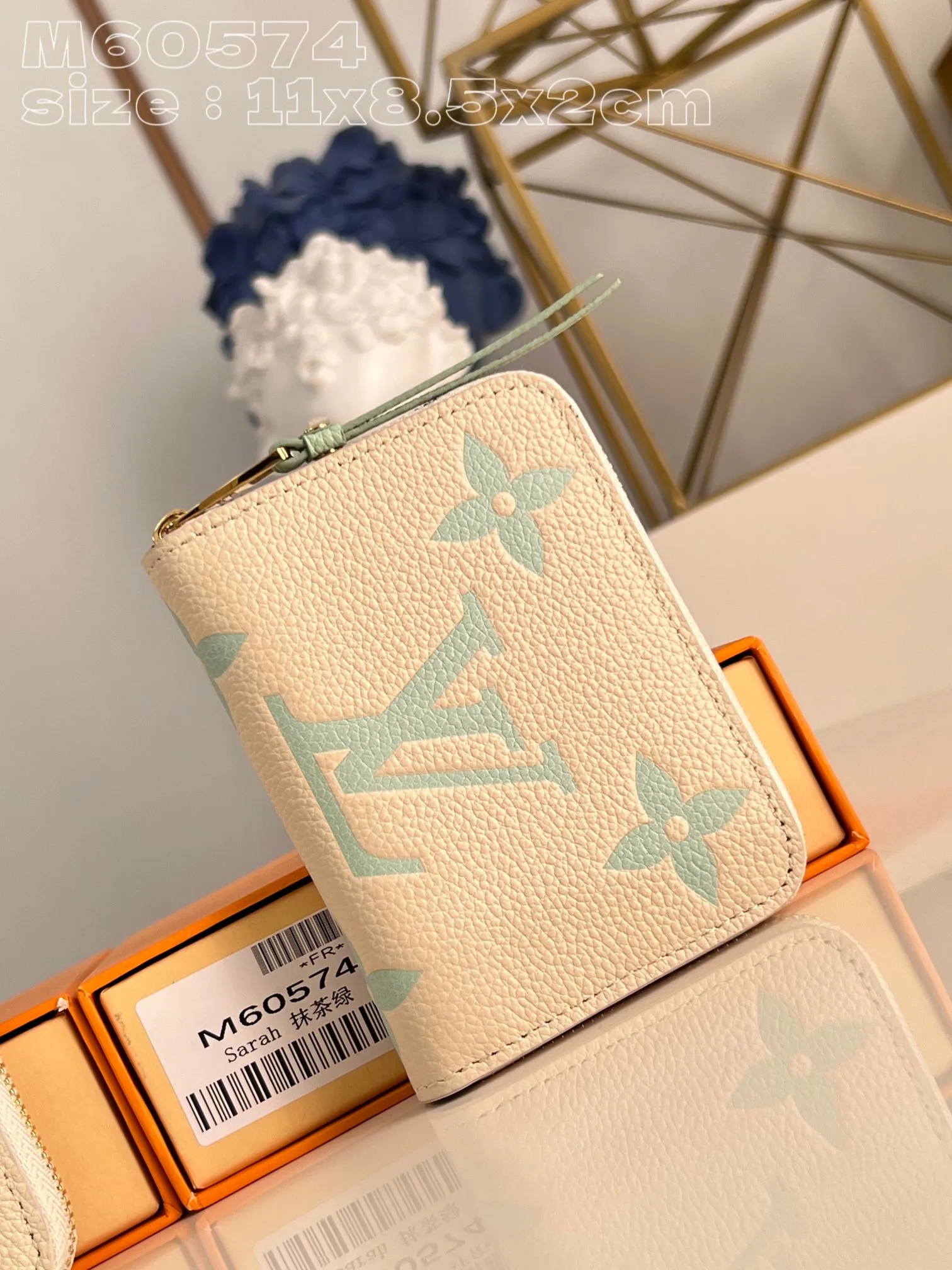 💰130 💎Upgraded from the original version🇫🇷 This Zippy zipper coin purse is made of Monogram Empreinte leather, with Monogram embossing on the surface. The compact structure hides ample space and can be easily put into a pocket or handbag, and can store credit cards, banknotes and coins. Wraparound zipper with LV stamped puller. Model: M60574 Matcha Green Dimensions: 11 x 8.5 x 2 cm (length x height x width)
