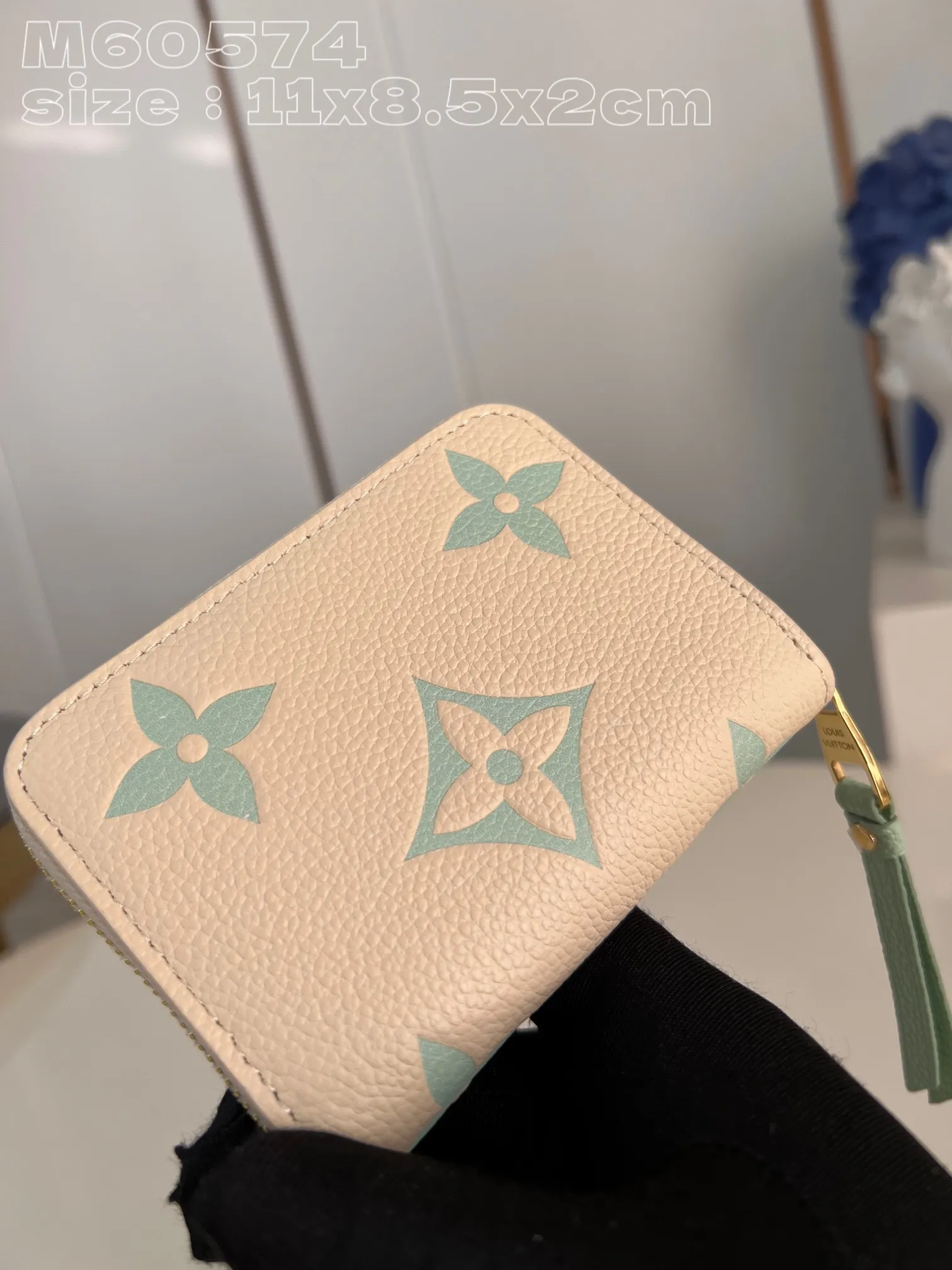 💰130 💎Upgraded from the original version🇫🇷 This Zippy zipper coin purse is made of Monogram Empreinte leather, with Monogram embossing on the surface. The compact structure hides ample space and can be easily put into a pocket or handbag, and can store credit cards, banknotes and coins. Wraparound zipper with LV stamped puller. Model: M60574 Matcha Green Dimensions: 11 x 8.5 x 2 cm (length x height x width)