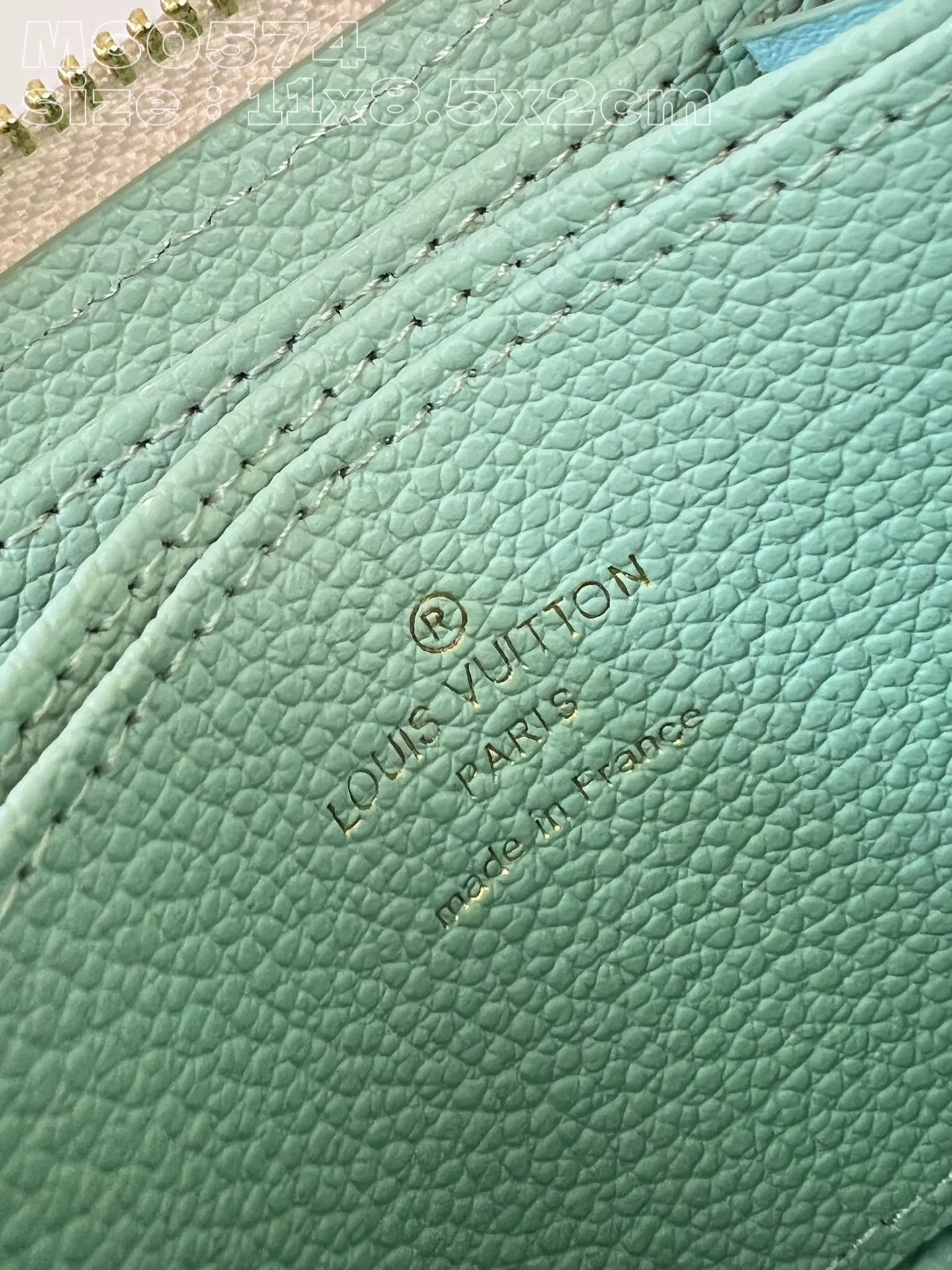💰130 💎Upgraded from the original version🇫🇷 This Zippy zipper coin purse is made of Monogram Empreinte leather, with Monogram embossing on the surface. The compact structure hides ample space and can be easily put into a pocket or handbag, and can store credit cards, banknotes and coins. Wraparound zipper with LV stamped puller. Model: M60574 Matcha Green Dimensions: 11 x 8.5 x 2 cm (length x height x width)