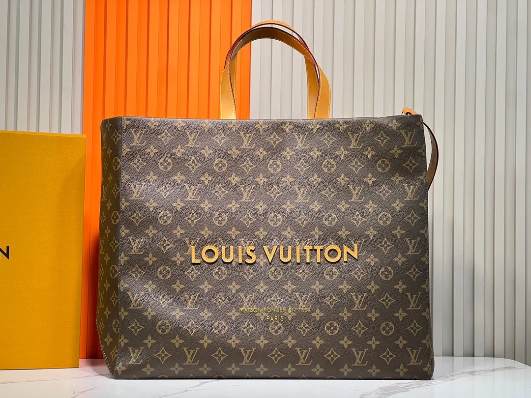 Batch 340💰M24457 Black Orange Blue Green Gray Presbyopic Plaid Black Crocodile Orange Crocodile Pattern 9 Colors ✔️ This Shopper medium handbag draws inspiration from Louis Vuitton shopping bags, with the words Louis Vuitton and Maison Fondée En 1854 written on soft cow leather, with a top handle and a detachable shoulder strap. Size: 40x32x16cm
