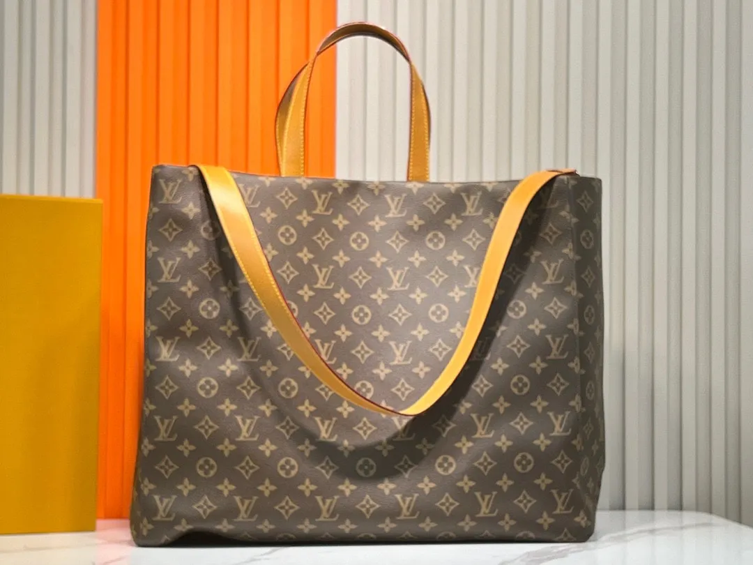 Batch 340💰M24457 Black Orange Blue Green Gray Presbyopic Plaid Black Crocodile Orange Crocodile Pattern 9 Colors ✔️ This Shopper medium handbag draws inspiration from Louis Vuitton shopping bags, with the words Louis Vuitton and Maison Fondée En 1854 written on soft cow leather, with a top handle and a detachable shoulder strap. Size: 40x32x16cm