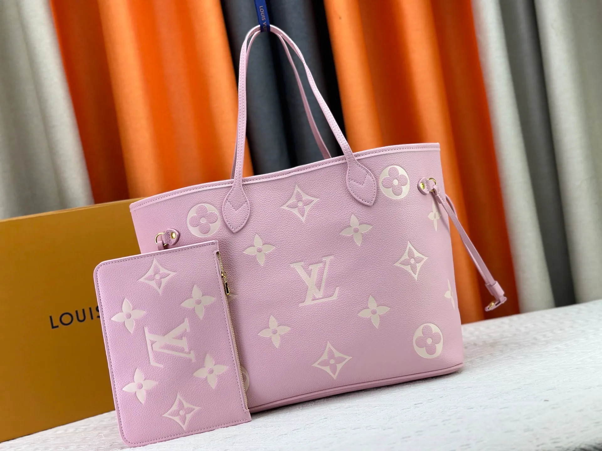 P220 Upgraded original M14210 M45686 M46649 M58907 M46329 M21579 M45685 M46676 M40995 This Neverfull medium handbag uses embossing and printing processes to depict the Monogram pattern on the cow leather. Tighten the side straps and the tote instantly transforms into an elegant urban handbag; the long handle makes it easy to carry over the shoulder or elbow. 31.0 x 28.0 x 14.0 cm (length x height x width)