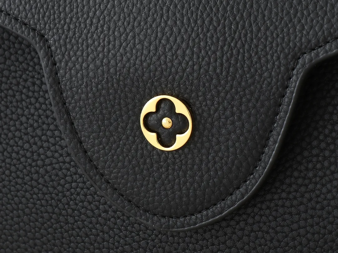 💰420💰Guangzhou goods Upgraded original M00014 M00013 M00015 [New size] This Capucines new size handbag shows soft beauty: Taurillon leather body with light-colored flap and top handle, enamel Monogram flower chain can also achieve a shoulder-carrying experience. Wear the slim leather strap to explore more styling possibilities. Dimensions 31.5 x 20 x 11 cm (length x height x width)