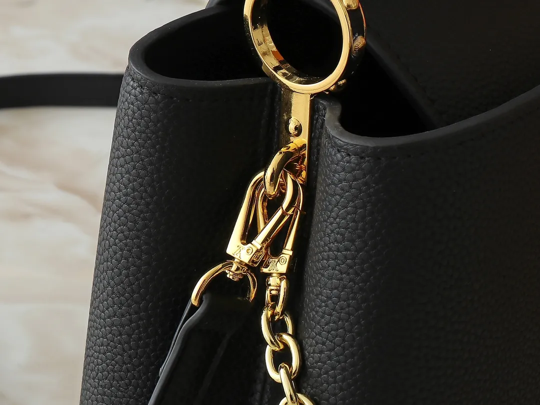 💰420💰Guangzhou goods Upgraded original M00014 M00013 M00015 [New size] This Capucines new size handbag shows soft beauty: Taurillon leather body with light-colored flap and top handle, enamel Monogram flower chain can also achieve a shoulder-carrying experience. Wear the slim leather strap to explore more styling possibilities. Dimensions 31.5 x 20 x 11 cm (length x height x width)