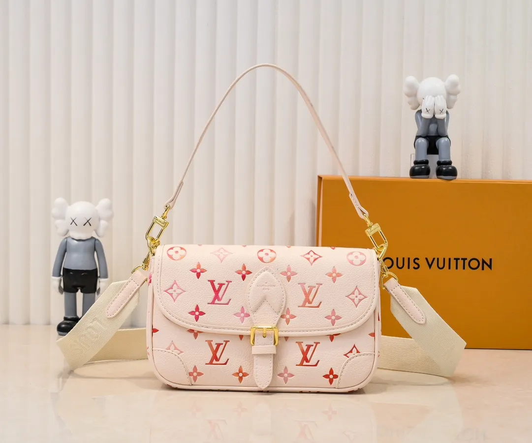 Batch 260 M45985 new full leather gradient oil color silk screen baguette bag series new Diane handbag Diane satchel is made of Monogram Empreinte, made of the brand's iconic embossed leather. This versatile bag comes with a removable leather shoulder strap that can be worn over the shoulder or by hand, as well as a roomy removable jacquard crossbody bag with 'Louis Vuitton' printed strap. This versatile bag can be styled in chic or sporty fashion to match the overall style or mood. Dimensions: 25.0×9.0×15.0 cm.