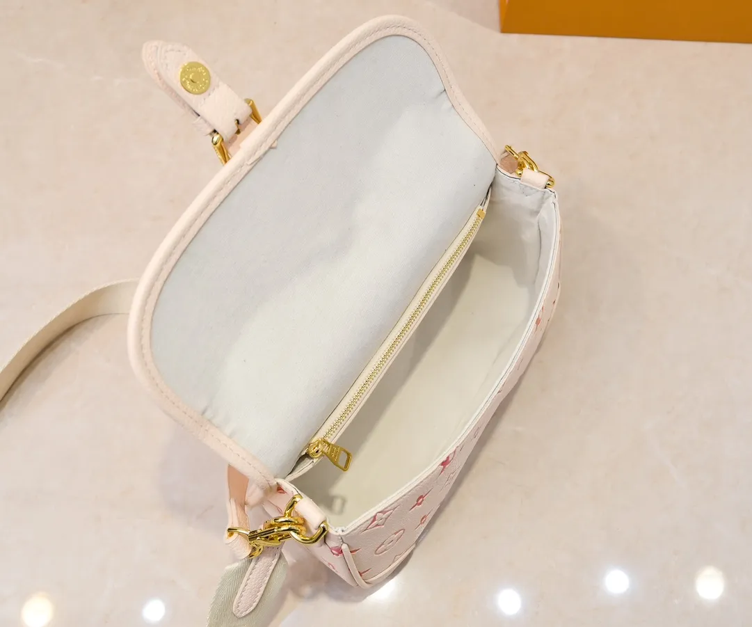 Batch 260 M45985 new full leather gradient oil color silk screen baguette bag series new Diane handbag Diane satchel is made of Monogram Empreinte, made of the brand's iconic embossed leather. This versatile bag comes with a removable leather shoulder strap that can be worn over the shoulder or by hand, as well as a roomy removable jacquard crossbody bag with 'Louis Vuitton' printed strap. This versatile bag can be styled in chic or sporty fashion to match the overall style or mood. Dimensions: 25.0×9.0×15.0 cm.