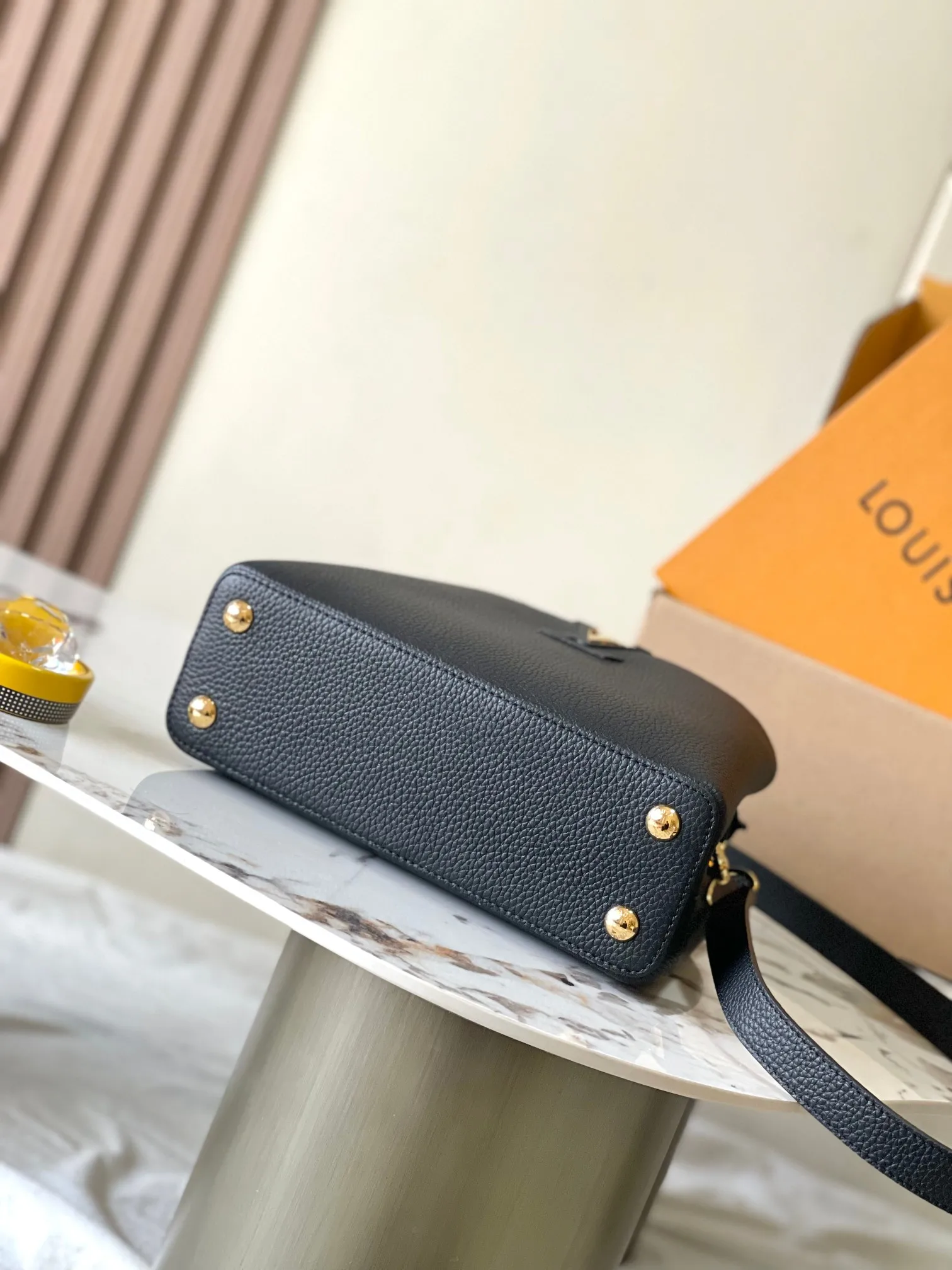 p3800 [Special grade MB chip version original leather] This Capucines BB handbag Model: M24728 black dynamic chip version Material: A-grade all-steel hardware, imported original fabric Packaging: full set of original duty-free MB packaging Size: 27*18*9CM