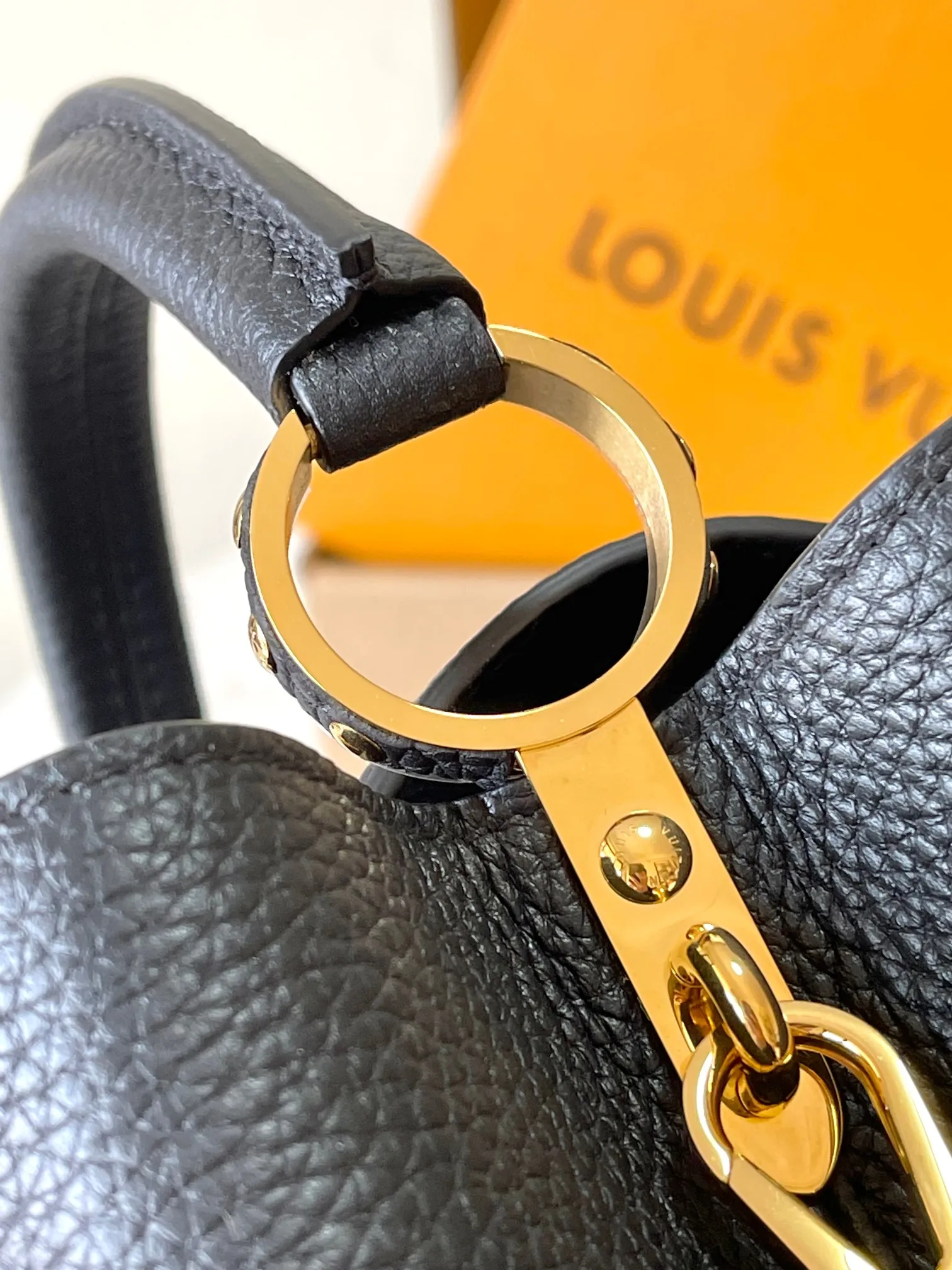 p3800 [Special grade MB chip version original leather] This Capucines BB handbag Model: M24728 black dynamic chip version Material: A-grade all-steel hardware, imported original fabric Packaging: full set of original duty-free MB packaging Size: 27*18*9CM