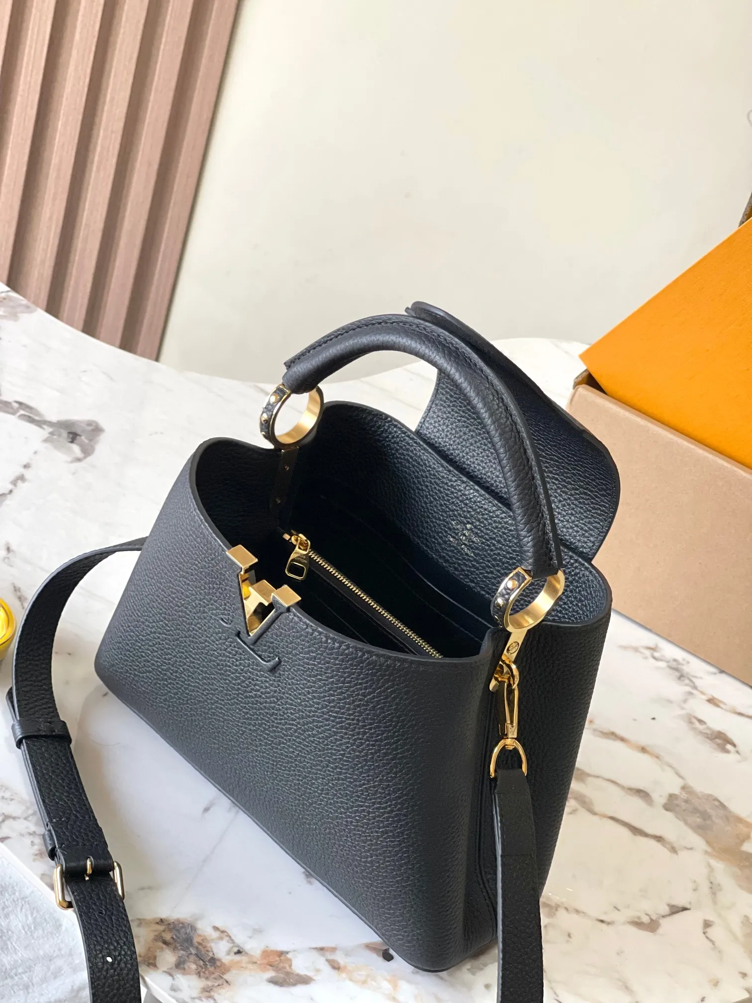p3800 [Special grade MB chip version original leather] This Capucines BB handbag Model: M24728 black dynamic chip version Material: A-grade all-steel hardware, imported original fabric Packaging: full set of original duty-free MB packaging Size: 27*18*9CM