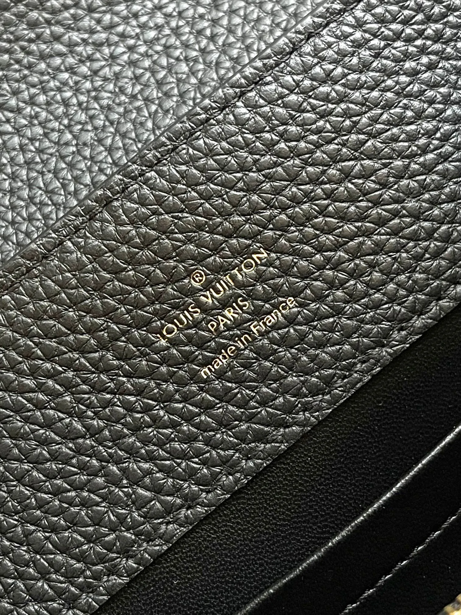 p3800 [Special grade MB chip version original leather] This Capucines BB handbag Model: M24728 black dynamic chip version Material: A-grade all-steel hardware, imported original fabric Packaging: full set of original duty-free MB packaging Size: 27*18*9CM
