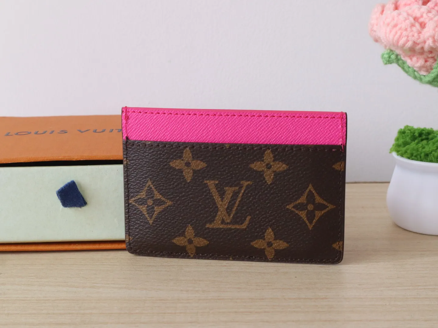 M13439 Card Holder🌟P280 LV x TM Business Card Holder This essential business card holder is reinterpreted with lively details from the Louis Vuitton x Murakami collaboration series, full of joy. The brand's classic Monogram pattern is covered with a bright panda pattern created by Japanese artists, which complements each other with a bright touch of pink on the top. Crafted from coated canvas, the business card holder has a stylish cut and multiple compartments to keep everyday essentials such as business cards and receipts organized.  11 x 7 x 0.5 cm