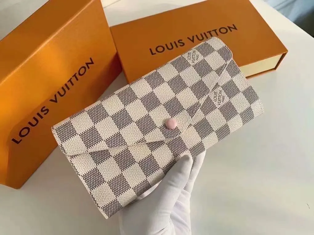 The P110Josephine Wallet is inspired by Louis Vuitton's first wallet. It is made of soft Monogram canvas and lined with brightly colored lining, giving the brand's classic design a unique and stylish beauty. The long, flat shape makes it easy to slip into any pocket or handbag. Model: M60708 Size: 19/10.