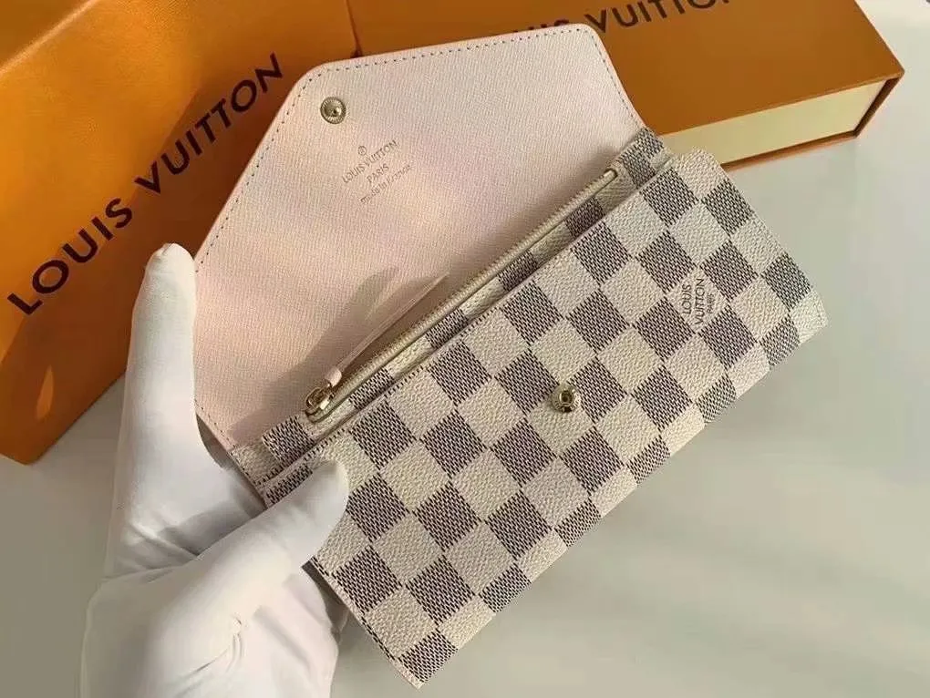 The P110Josephine Wallet is inspired by Louis Vuitton's first wallet. It is made of soft Monogram canvas and lined with brightly colored lining, giving the brand's classic design a unique and stylish beauty. The long, flat shape makes it easy to slip into any pocket or handbag. Model: M60708 Size: 19/10.