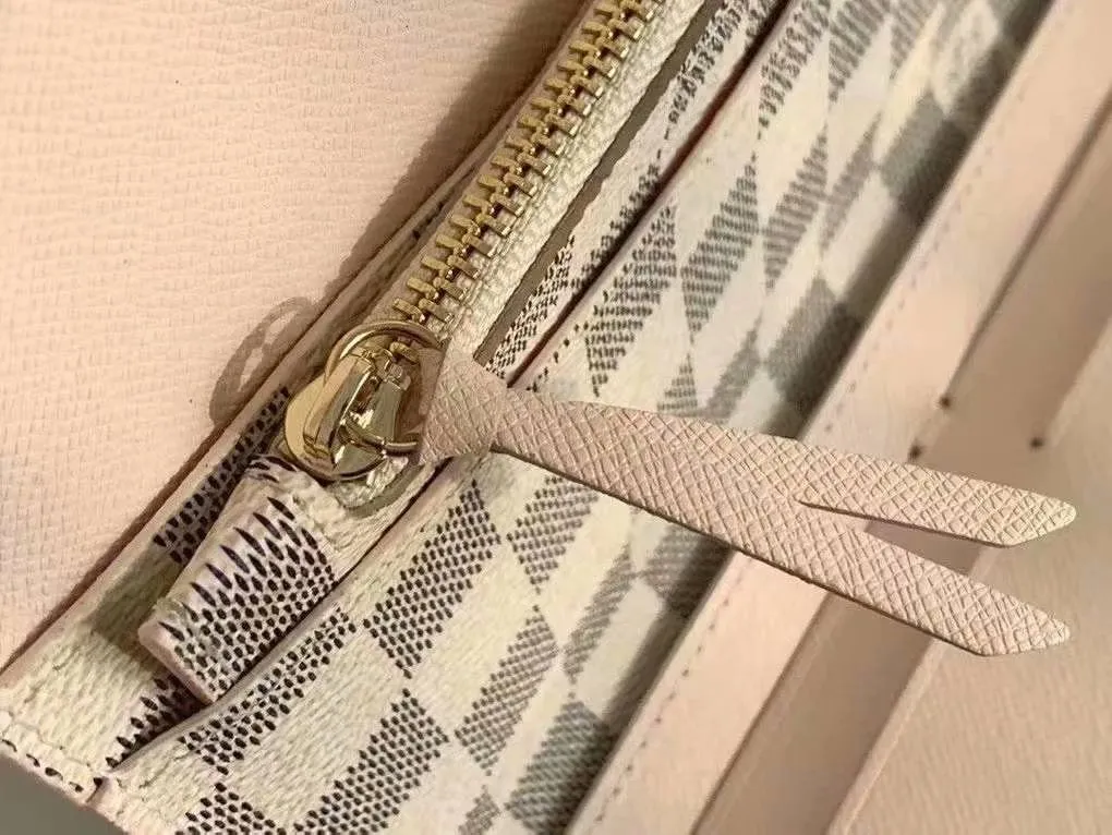 The P110Josephine Wallet is inspired by Louis Vuitton's first wallet. It is made of soft Monogram canvas and lined with brightly colored lining, giving the brand's classic design a unique and stylish beauty. The long, flat shape makes it easy to slip into any pocket or handbag. Model: M60708 Size: 19/10.