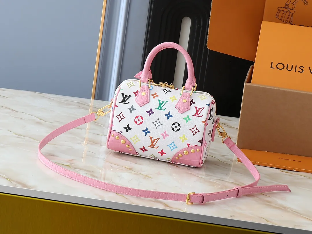 💰280💰Upgraded original crocodile pattern M58953 M46234 M46222 Speedy Bandoulière 20 handbag is made of soft coated canvas, and the full-length Monogram pattern is traced in colorful rainbow tones, highlighting the smart style of the Louis Vuitton x Murakami reissue series. The Toron handle and detachable shoulder strap are constructed of cow leather, the metal corners recall classic luggage elements, and the bow-shaped key bag and padlock add brand touches. Dimensions: 20.5 x 13.5 x 12.0 cm (length x height x width)