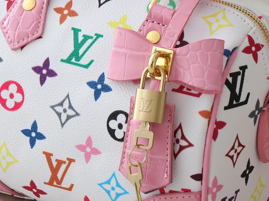 💰280💰Upgraded original crocodile pattern M58953 M46234 M46222 Speedy Bandoulière 20 handbag is made of soft coated canvas, and the full-length Monogram pattern is traced in colorful rainbow tones, highlighting the smart style of the Louis Vuitton x Murakami reissue series. The Toron handle and detachable shoulder strap are constructed of cow leather, the metal corners recall classic luggage elements, and the bow-shaped key bag and padlock add brand touches. Dimensions: 20.5 x 13.5 x 12.0 cm (length x height x width)