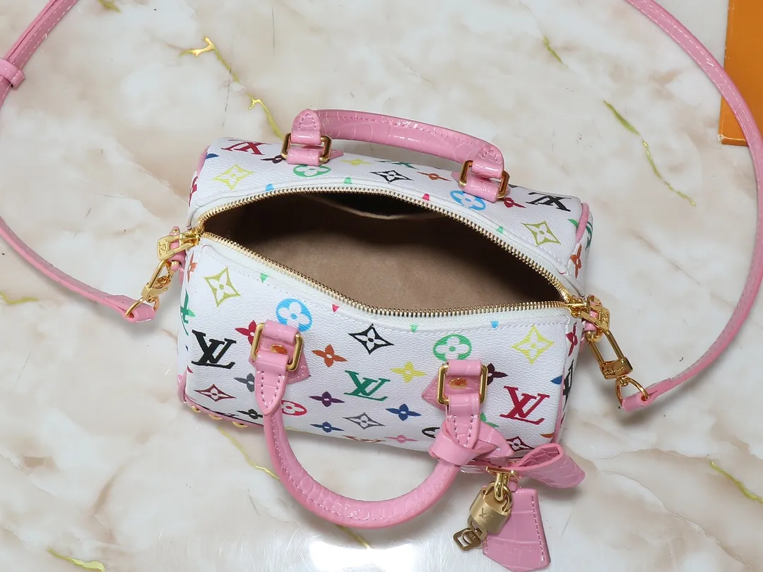 💰280💰Upgraded original crocodile pattern M58953 M46234 M46222 Speedy Bandoulière 20 handbag is made of soft coated canvas, and the full-length Monogram pattern is traced in colorful rainbow tones, highlighting the smart style of the Louis Vuitton x Murakami reissue series. The Toron handle and detachable shoulder strap are constructed of cow leather, the metal corners recall classic luggage elements, and the bow-shaped key bag and padlock add brand touches. Dimensions: 20.5 x 13.5 x 12.0 cm (length x height x width)