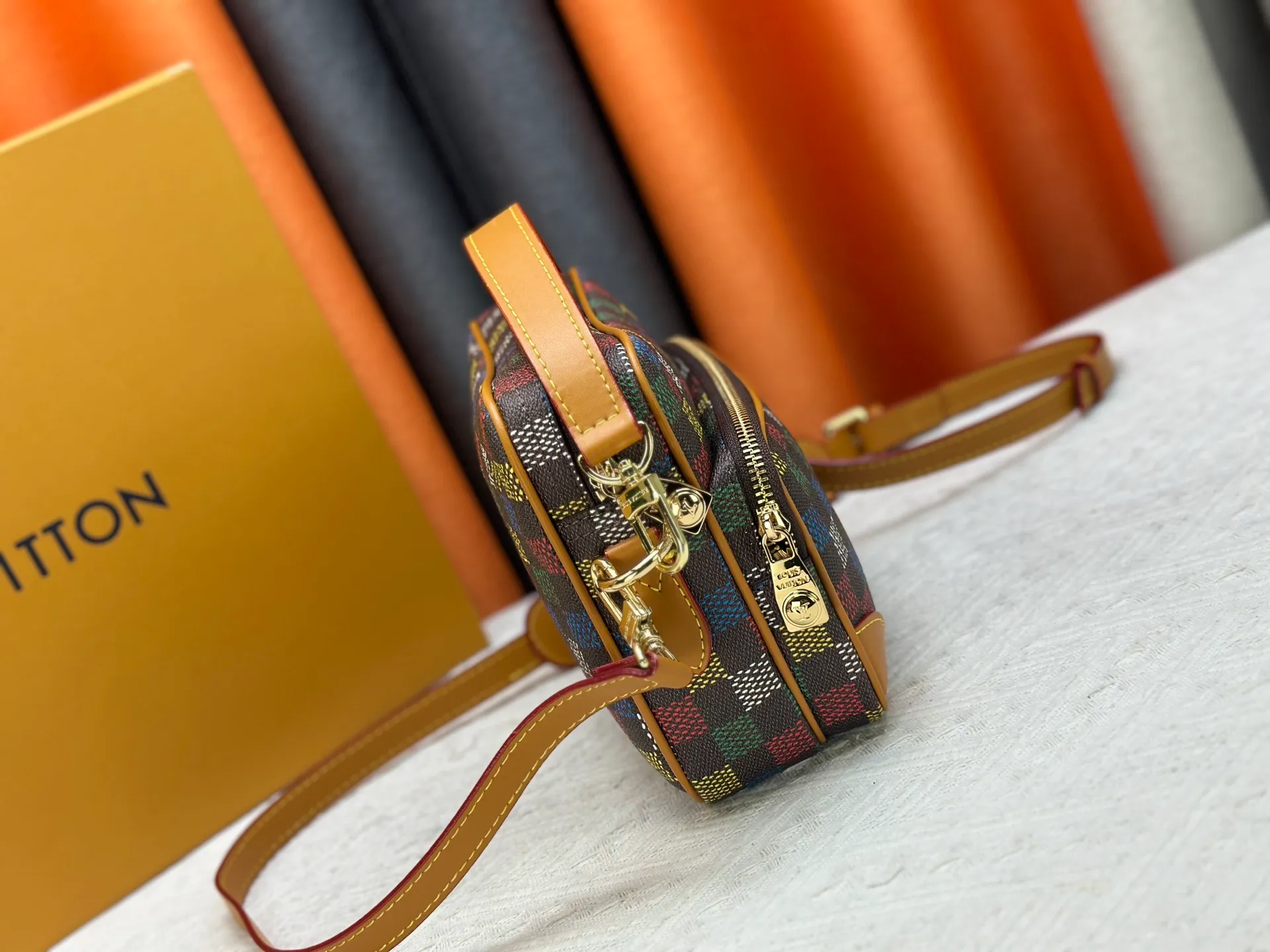 P260 Upgraded original M13987 M14016 M14988 M26068 M15296 M14682 M14025 This Nil handbag shines with the elegant luster of cow leather, and the Louis Vuitton Paris patch is fixed on the front with beaded rivets. The side lock buckle highlights the urban style, and the main compartment zipper pull is embellished with LV lettering. Dimensions: 25.0 x 17.5 x 11.0 cm (length x height x width)