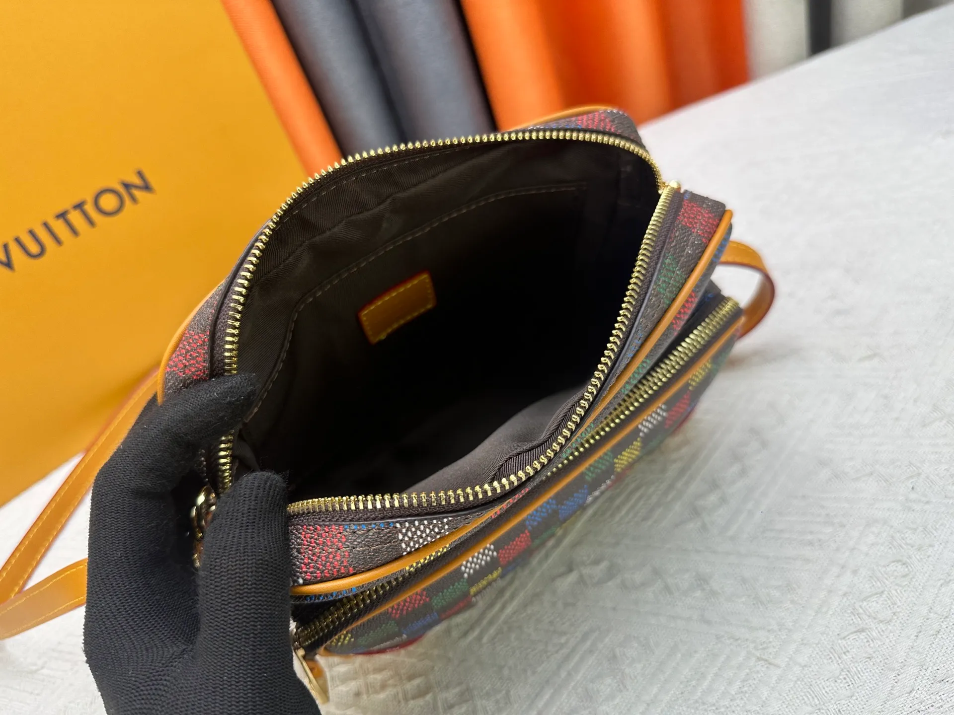 P260 Upgraded original M13987 M14016 M14988 M26068 M15296 M14682 M14025 This Nil handbag shines with the elegant luster of cow leather, and the Louis Vuitton Paris patch is fixed on the front with beaded rivets. The side lock buckle highlights the urban style, and the main compartment zipper pull is embellished with LV lettering. Dimensions: 25.0 x 17.5 x 11.0 cm (length x height x width)