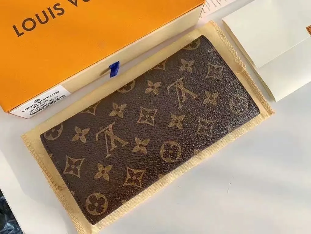 The P110Josephine Wallet is inspired by Louis Vuitton's first wallet. It is made of soft Monogram canvas and lined with brightly colored lining, giving the brand's classic design a unique and stylish beauty. The long, flat shape makes it easy to slip into any pocket or handbag. Model: M60708 Size: 19/10.