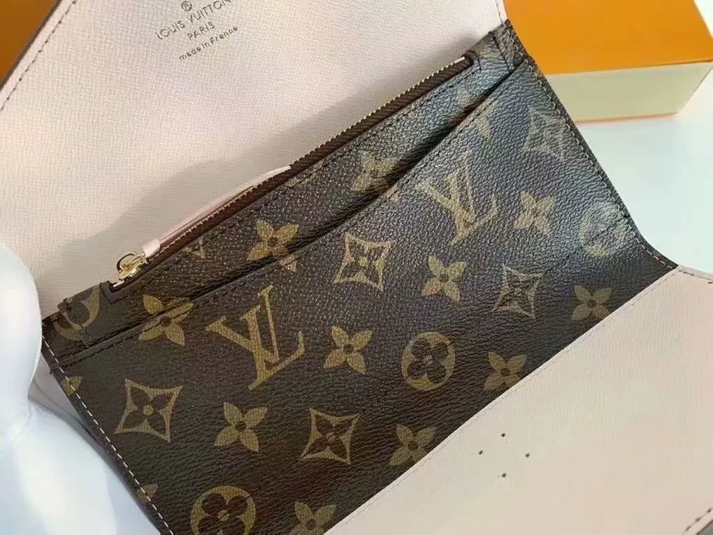 The P110Josephine Wallet is inspired by Louis Vuitton's first wallet. It is made of soft Monogram canvas and lined with brightly colored lining, giving the brand's classic design a unique and stylish beauty. The long, flat shape makes it easy to slip into any pocket or handbag. Model: M60708 Size: 19/10.