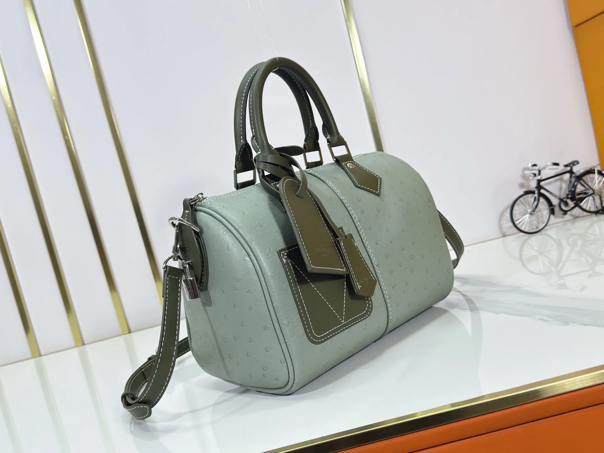 P300 Upgraded original M24420 M24441 M24424 This model has ostrich leather pattern. The Speedy Bandoulière 25 Monogram Leather handbag is made of soft cow leather and uses Monogram pattern to reproduce the elegant look and feel of canvas printing. Dazzling metal hardware, sheepskin lining and nameplate all reflect Creative Director Pharrell Williams' relentless attention to detail. 25x15x15cm (length x height x width)