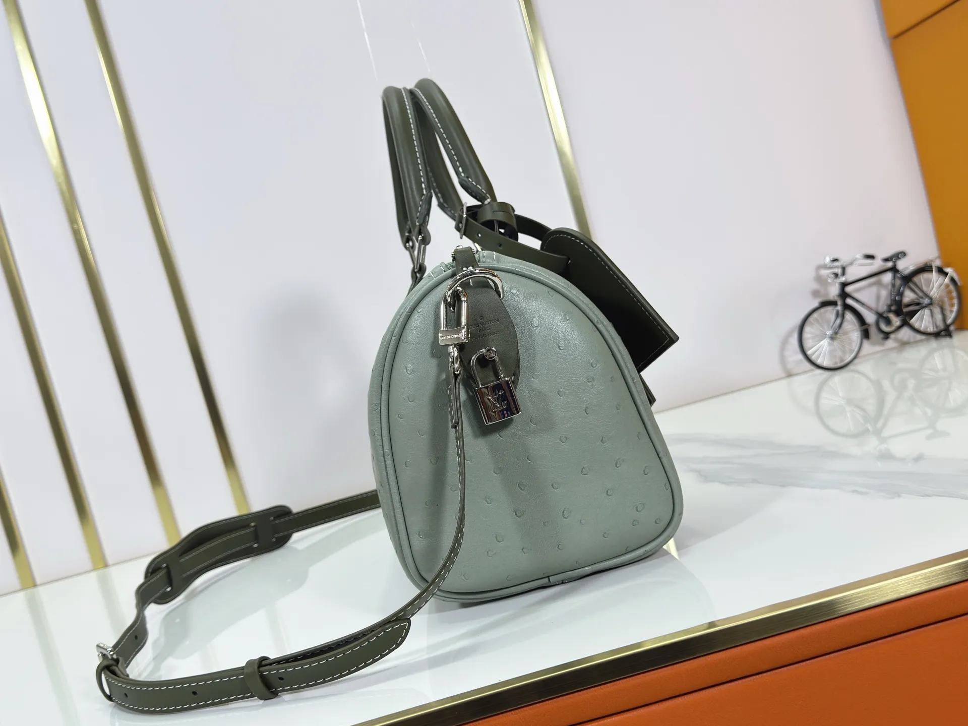 P300 Upgraded original M24420 M24441 M24424 This model has ostrich leather pattern. The Speedy Bandoulière 25 Monogram Leather handbag is made of soft cow leather and uses Monogram pattern to reproduce the elegant look and feel of canvas printing. Dazzling metal hardware, sheepskin lining and nameplate all reflect Creative Director Pharrell Williams' relentless attention to detail. 25x15x15cm (length x height x width)