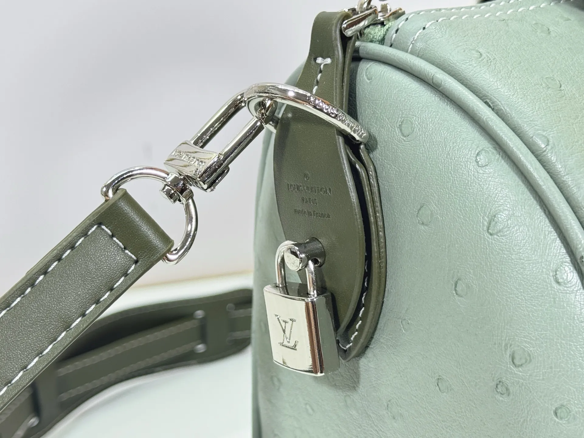 P300 Upgraded original M24420 M24441 M24424 This model has ostrich leather pattern. The Speedy Bandoulière 25 Monogram Leather handbag is made of soft cow leather and uses Monogram pattern to reproduce the elegant look and feel of canvas printing. Dazzling metal hardware, sheepskin lining and nameplate all reflect Creative Director Pharrell Williams' relentless attention to detail. 25x15x15cm (length x height x width)