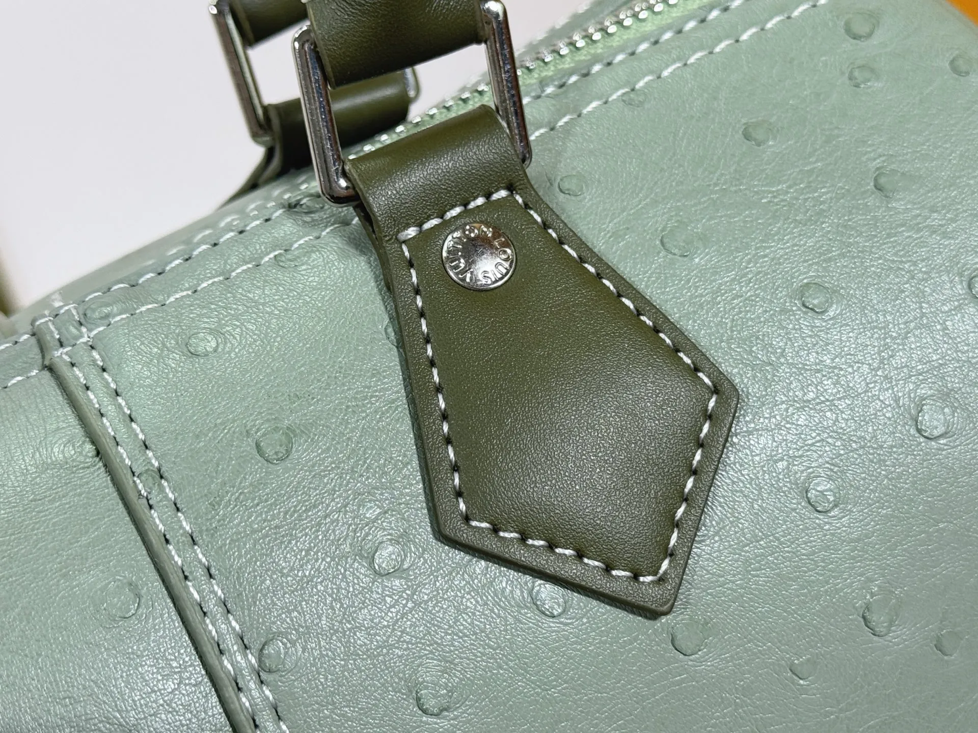 P300 Upgraded original M24420 M24441 M24424 This model has ostrich leather pattern. The Speedy Bandoulière 25 Monogram Leather handbag is made of soft cow leather and uses Monogram pattern to reproduce the elegant look and feel of canvas printing. Dazzling metal hardware, sheepskin lining and nameplate all reflect Creative Director Pharrell Williams' relentless attention to detail. 25x15x15cm (length x height x width)