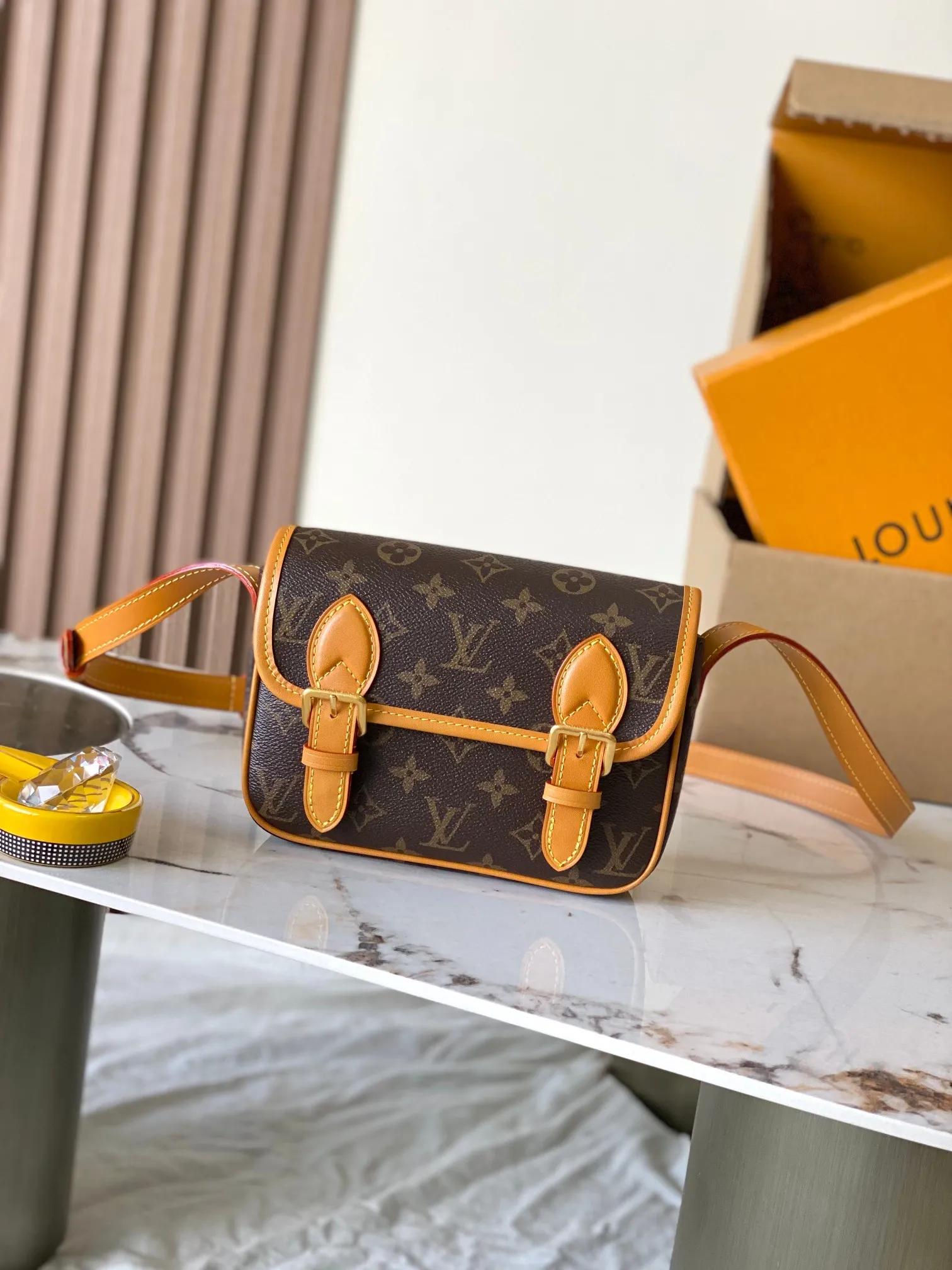 p1360 [Special grade MB163c chip version original leather] This Satchel mini handbag is released Model: M26805 Material: A-grade all-steel hardware, imported original fabric Packaging: full set of original duty-free MB packaging Size: 15*6*19.5CM