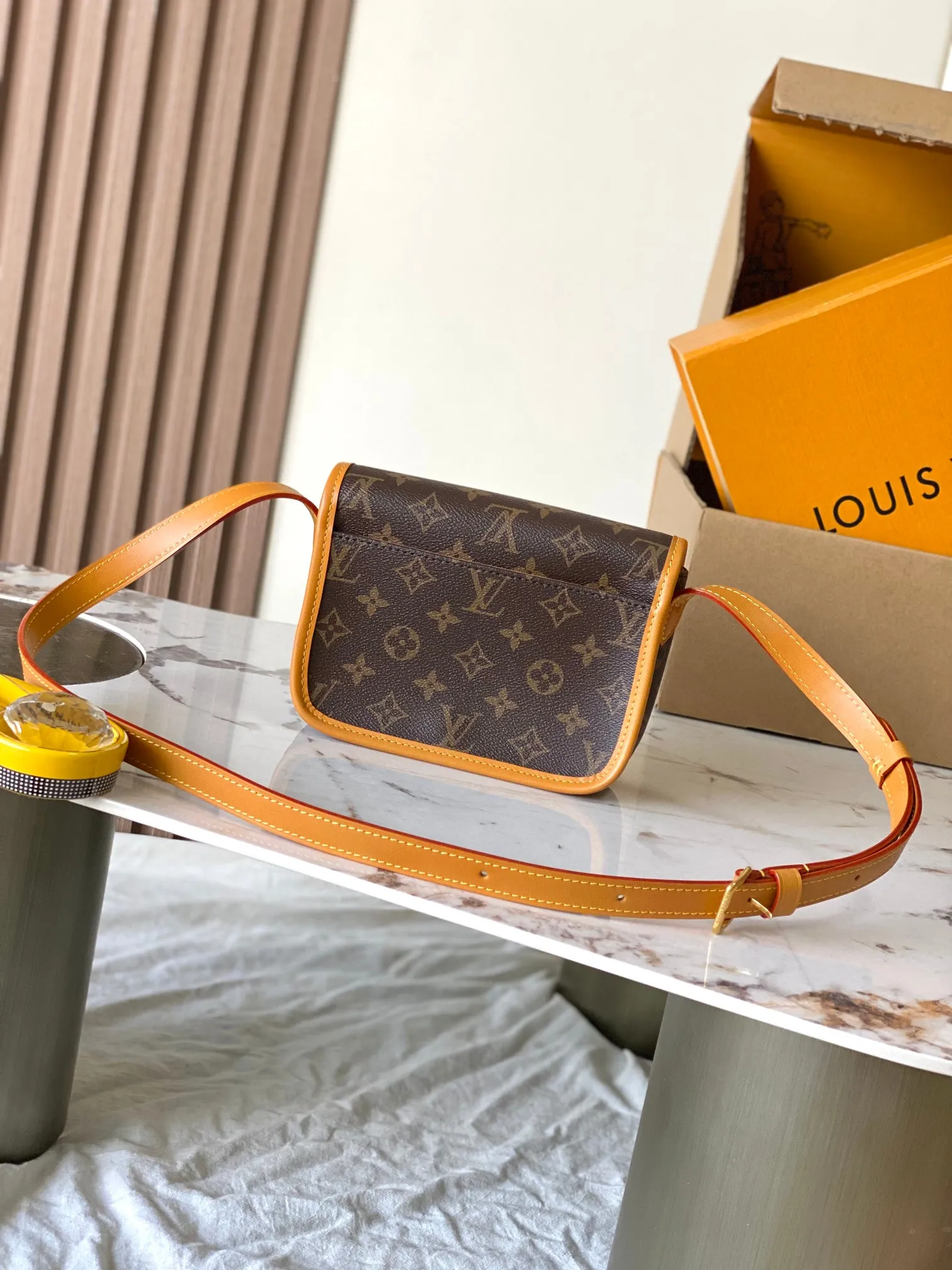 p1360 [Special grade MB163c chip version original leather] This Satchel mini handbag is released Model: M26805 Material: A-grade all-steel hardware, imported original fabric Packaging: full set of original duty-free MB packaging Size: 15*6*19.5CM