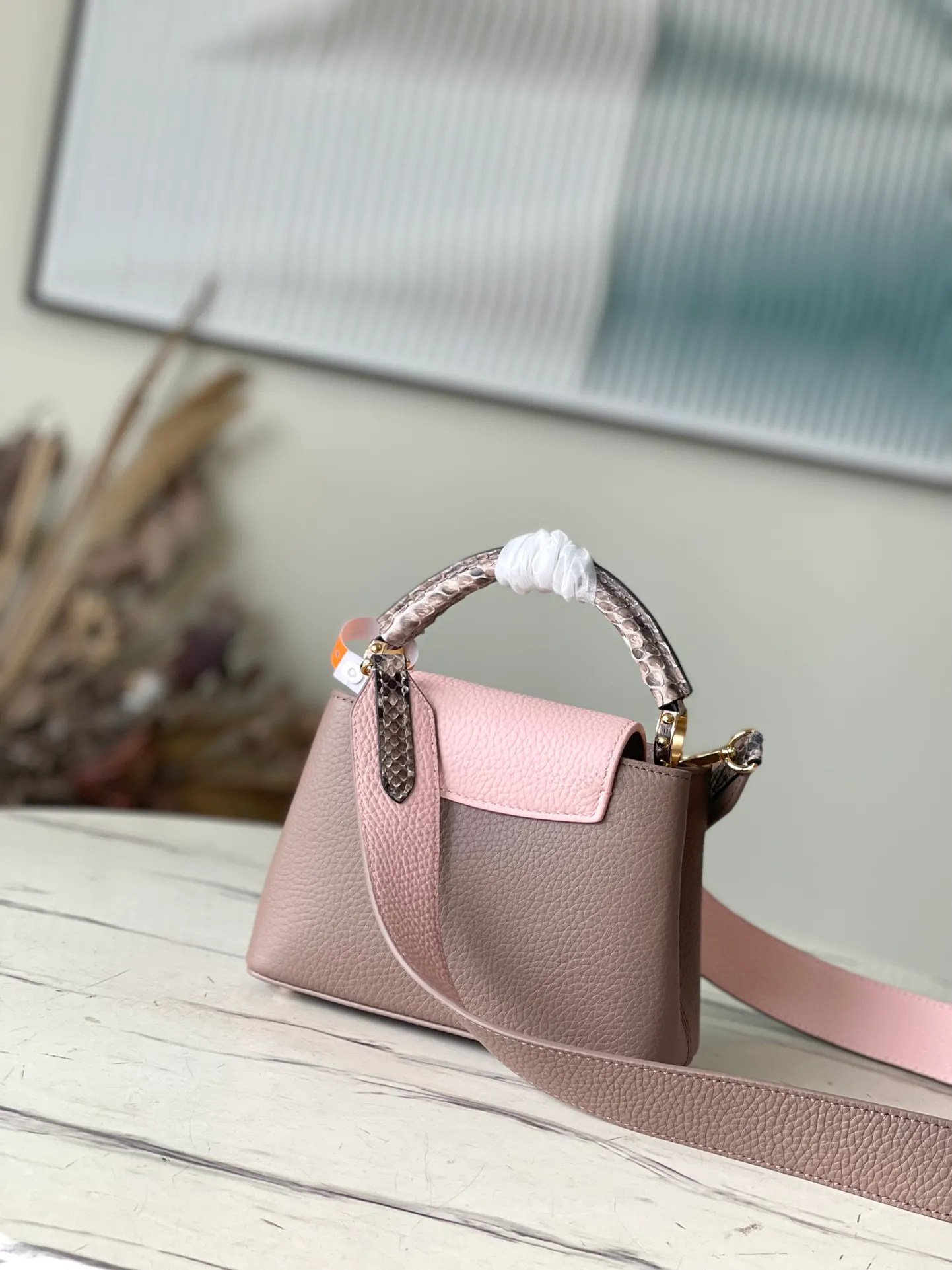 💰2100 (Special Grade Original Leather) M99336 Color Matching Mini Capucines Handbag with Python Gold Buckle The Spring Capucines BB handbag is dipped in soft tones, and the handles and logo release the exotic feel of python skin. The removable wide shoulder strap and top handle allow for a variety of carrying options, making it ideal for day and night situations. Detailed features21.0 x 14.0 x 8.0 cm