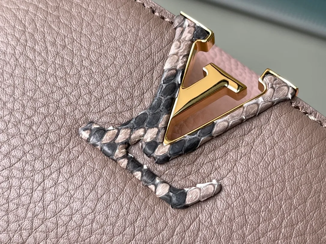 💰2100 (Special Grade Original Leather) M99336 Color Matching Mini Capucines Handbag with Python Gold Buckle The Spring Capucines BB handbag is dipped in soft tones, and the handles and logo release the exotic feel of python skin. The removable wide shoulder strap and top handle allow for a variety of carrying options, making it ideal for day and night situations. Detailed features21.0 x 14.0 x 8.0 cm