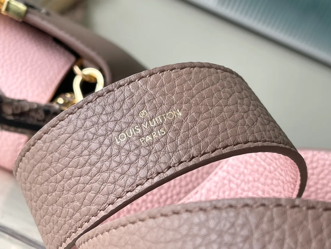 💰2100 (Special Grade Original Leather) M99336 Color Matching Mini Capucines Handbag with Python Gold Buckle The Spring Capucines BB handbag is dipped in soft tones, and the handles and logo release the exotic feel of python skin. The removable wide shoulder strap and top handle allow for a variety of carrying options, making it ideal for day and night situations. Detailed features21.0 x 14.0 x 8.0 cm
