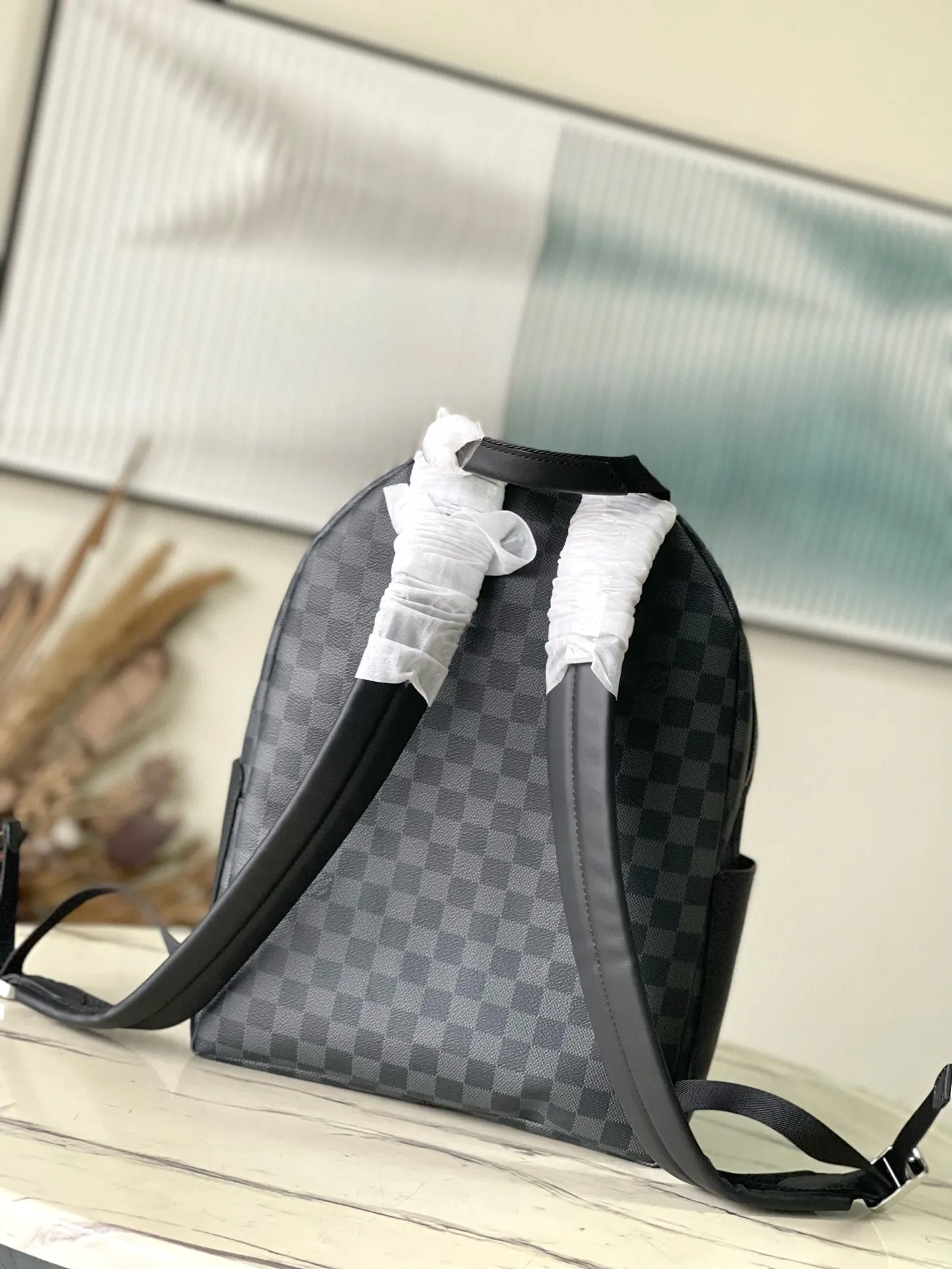 💰960 Top Original N40514 Black Check This Discovery small backpack is made of Monogram Eclipse canvas and continues its flexible functionality in a more compact configuration. Exterior pockets, zippered front pockets, and open side pockets provide easy access, while interior pockets keep things organized. Dimensions: 29 x 38 x 20 cm
