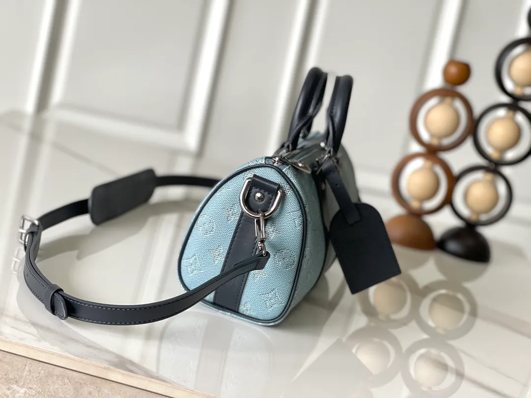 💰960 Top original model M14837 blue [163c01 transcoding chip] M15076 white Top original model Dynamic transcoding Keepall Bandoulière 25 handbag condenses the classic Keepall travel bag design, using Monogram Surfin’ canvas created by Pharrell Williams to interpret urban style. The complex pattern combines colorful summer elements with a tropical and retro feel. The detachable shoulder strap and rolled leather handle allow for multiple carrying methods. 25,0