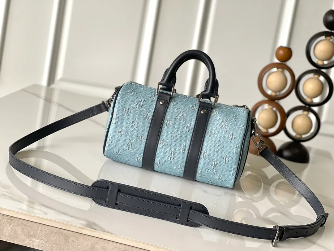 💰960 Top original model M14837 blue [163c01 transcoding chip] M15076 white Top original model Dynamic transcoding Keepall Bandoulière 25 handbag condenses the classic Keepall travel bag design, using Monogram Surfin’ canvas created by Pharrell Williams to interpret urban style. The complex pattern combines colorful summer elements with a tropical and retro feel. The detachable shoulder strap and rolled leather handle allow for multiple carrying methods. 25,0