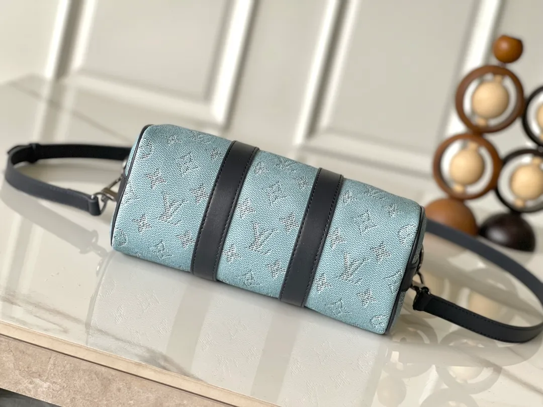 💰960 Top original model M14837 blue [163c01 transcoding chip] M15076 white Top original model Dynamic transcoding Keepall Bandoulière 25 handbag condenses the classic Keepall travel bag design, using Monogram Surfin’ canvas created by Pharrell Williams to interpret urban style. The complex pattern combines colorful summer elements with a tropical and retro feel. The detachable shoulder strap and rolled leather handle allow for multiple carrying methods. 25,0