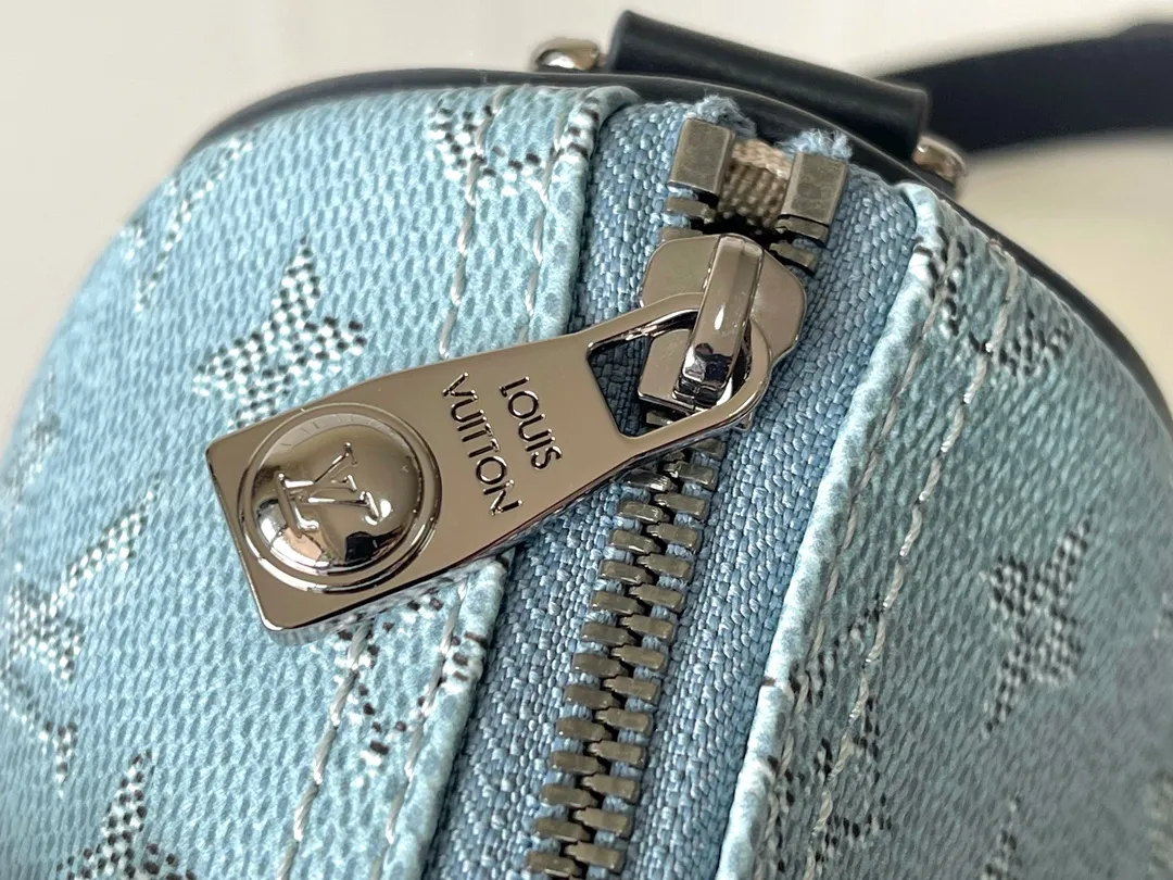 💰960 Top original model M14837 blue [163c01 transcoding chip] M15076 white Top original model Dynamic transcoding Keepall Bandoulière 25 handbag condenses the classic Keepall travel bag design, using Monogram Surfin’ canvas created by Pharrell Williams to interpret urban style. The complex pattern combines colorful summer elements with a tropical and retro feel. The detachable shoulder strap and rolled leather handle allow for multiple carrying methods. 25,0