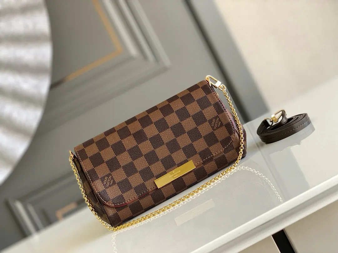💰600 Top original item N41276 FAVORITE MM This Favorite MM handbag is the darling of fashionable women. It is sewn with geometric-style Damier Ebene canvas and is suitable for morning and evening occasions. The bag can be used as a clutch, or can be carried as a short shoulder bag using the gold chain strap, while the leather shoulder strap can be easily carried cross-body. An engraved metal plaque on the front conceals a clever magnetic closure for safe access. Details 24x 14x 4 cm (length x height x width) Damier Ebene coated canvas Natural cowhide leather trim Textile lining Gold-tone hardware Magnetic flap closure Internal patch pocket Shoulder strap: Non-detachable, not adjustable Strap height: 52.0 cm Chain strap: Detachable Chain strap vertical height: 17.0 cm