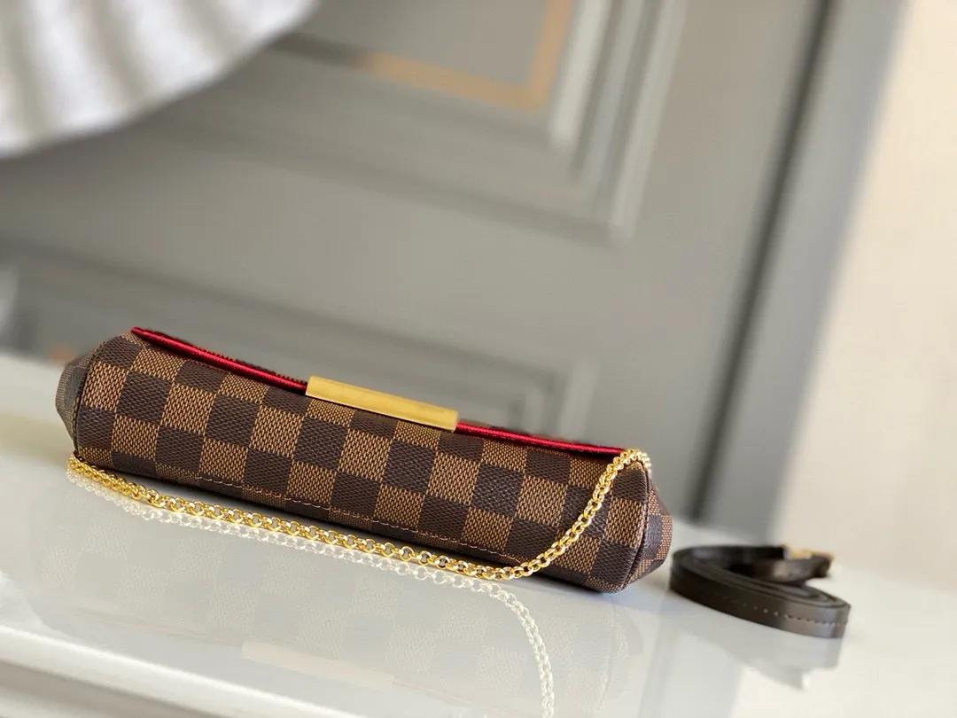 💰600 Top original item N41276 FAVORITE MM This Favorite MM handbag is the darling of fashionable women. It is sewn with geometric-style Damier Ebene canvas and is suitable for morning and evening occasions. The bag can be used as a clutch, or can be carried as a short shoulder bag using the gold chain strap, while the leather shoulder strap can be easily carried cross-body. An engraved metal plaque on the front conceals a clever magnetic closure for safe access. Details 24x 14x 4 cm (length x height x width) Damier Ebene coated canvas Natural cowhide leather trim Textile lining Gold-tone hardware Magnetic flap closure Internal patch pocket Shoulder strap: Non-detachable, not adjustable Strap height: 52.0 cm Chain strap: Detachable Chain strap vertical height: 17.0 cm